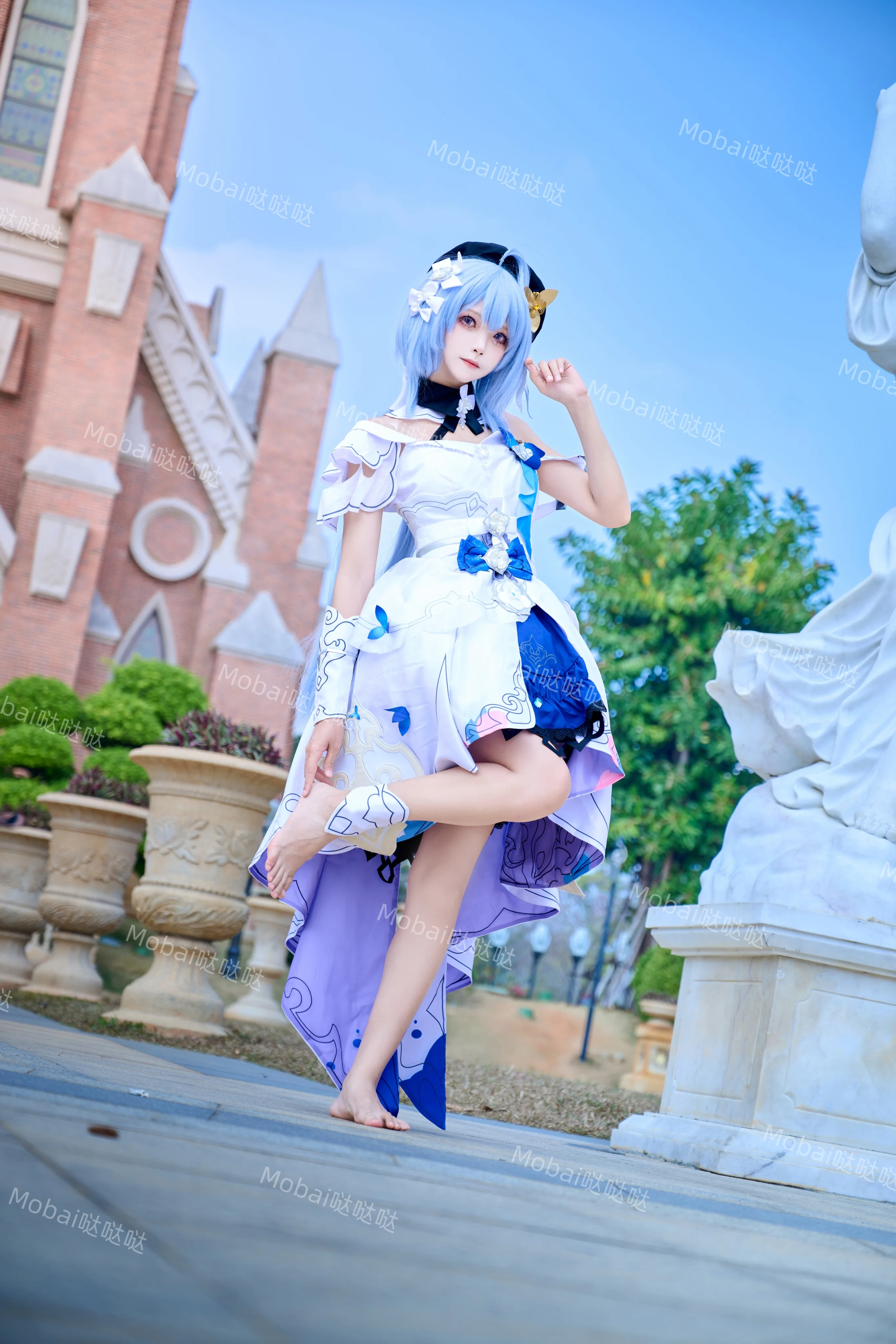 【格蕾修cos】崩坏3，手握调色盘的蓝发画家漫步于红砖教堂