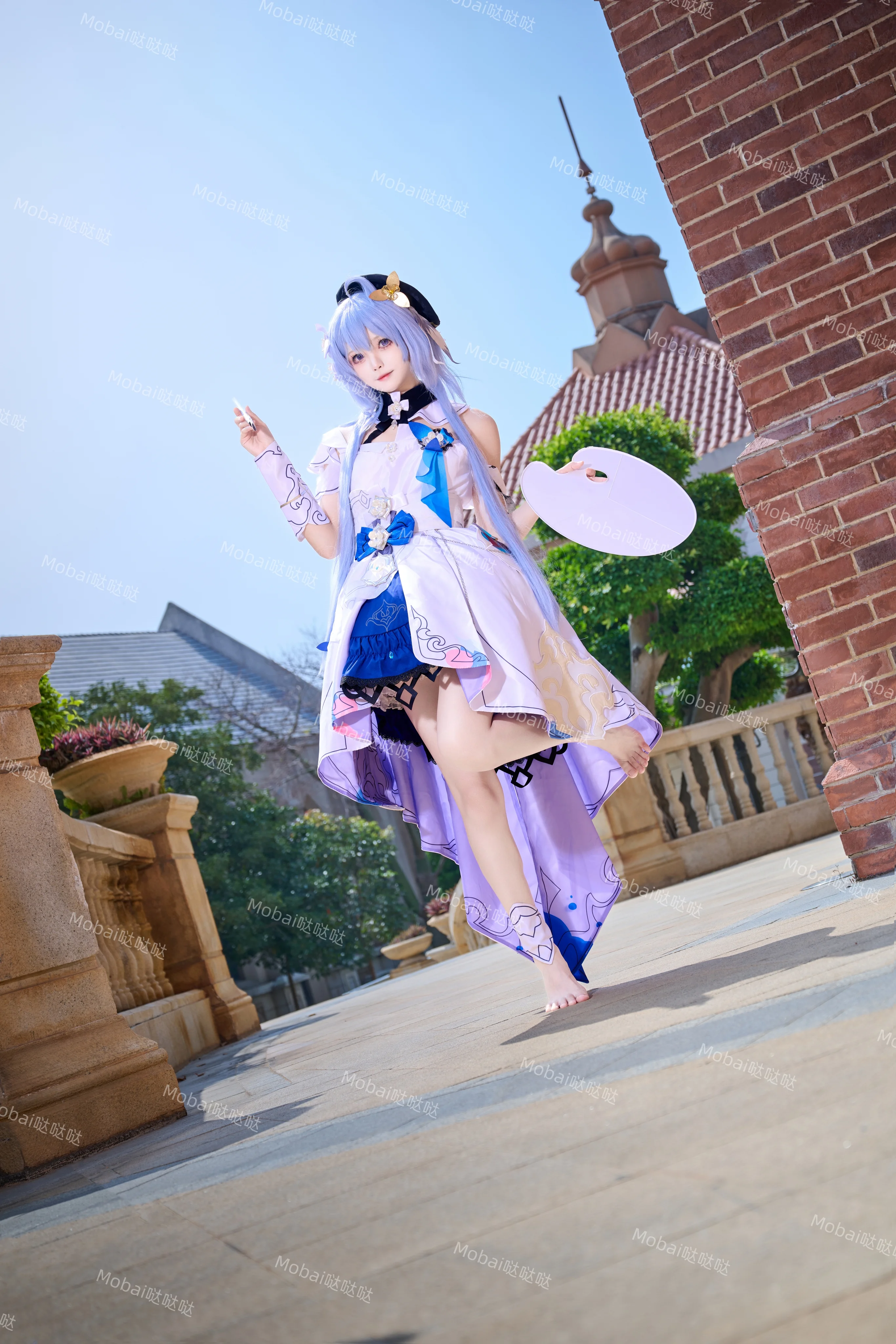 【格蕾修cos】崩坏3，手握调色盘的蓝发画家漫步于红砖教堂 - 第 5 张