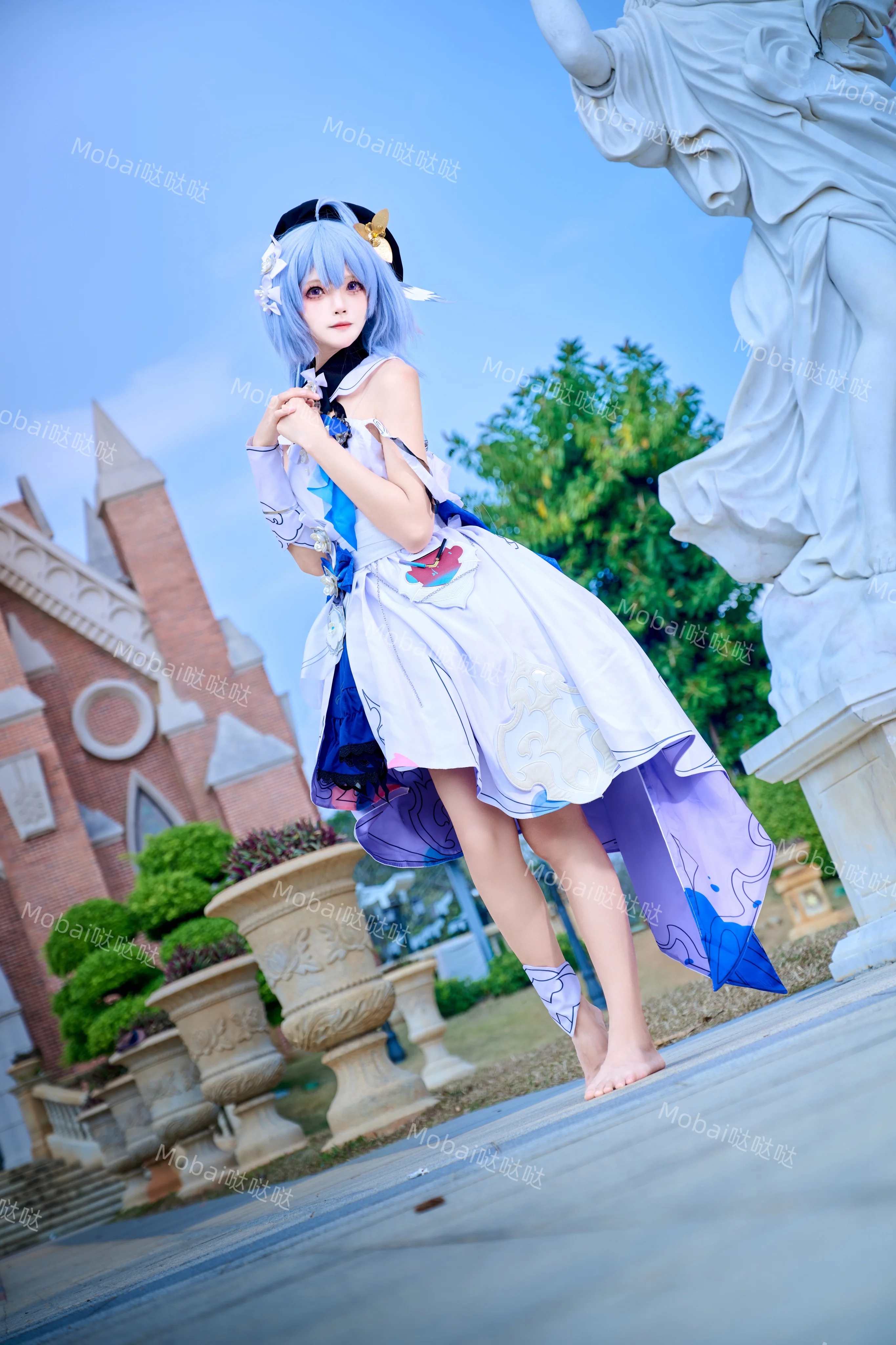 【格蕾修cos】崩坏3，手握调色盘的蓝发画家漫步于红砖教堂 - 第 6 张