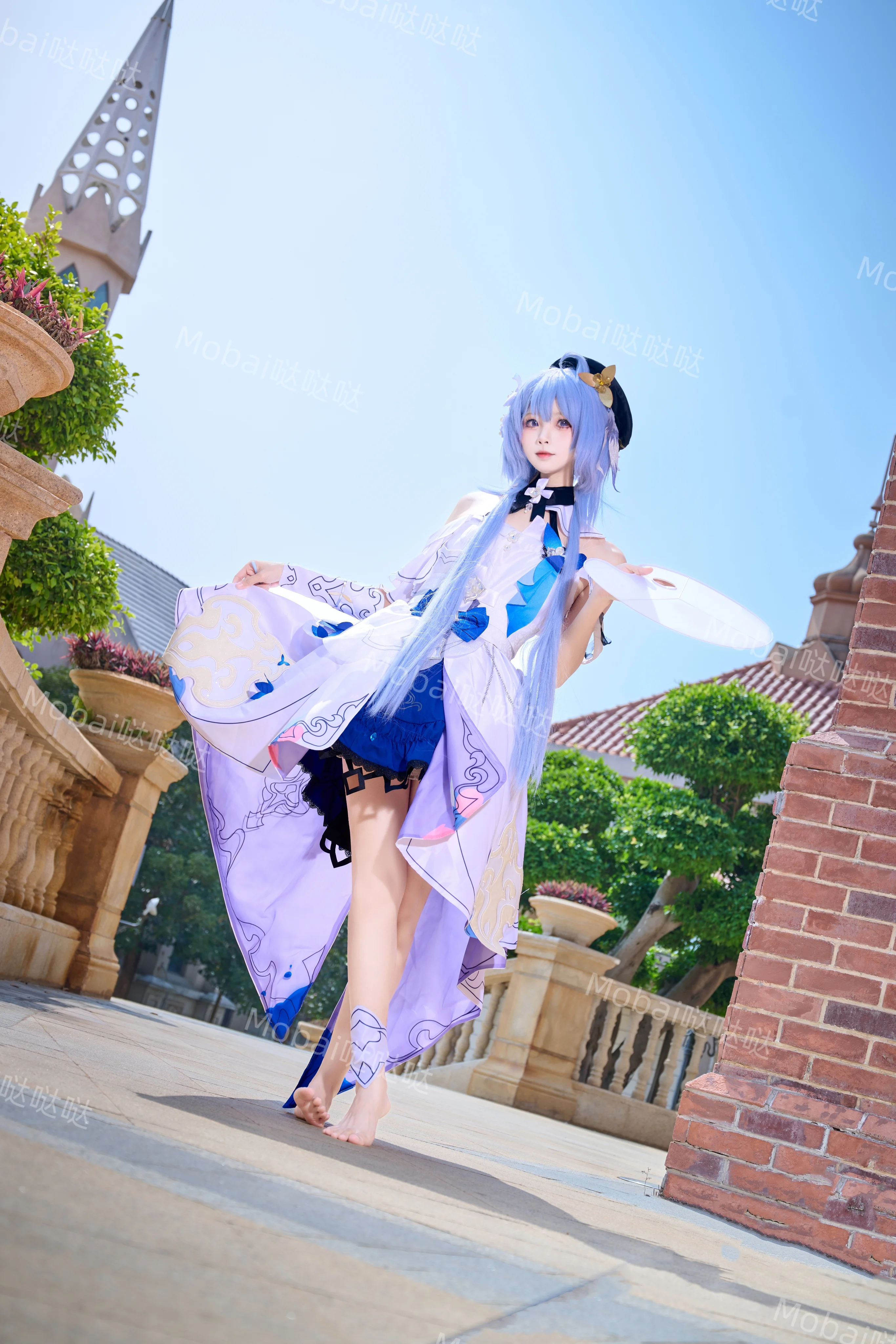 【格蕾修cos】崩坏3，手握调色盘的蓝发画家漫步于红砖教堂 - 第 7 张