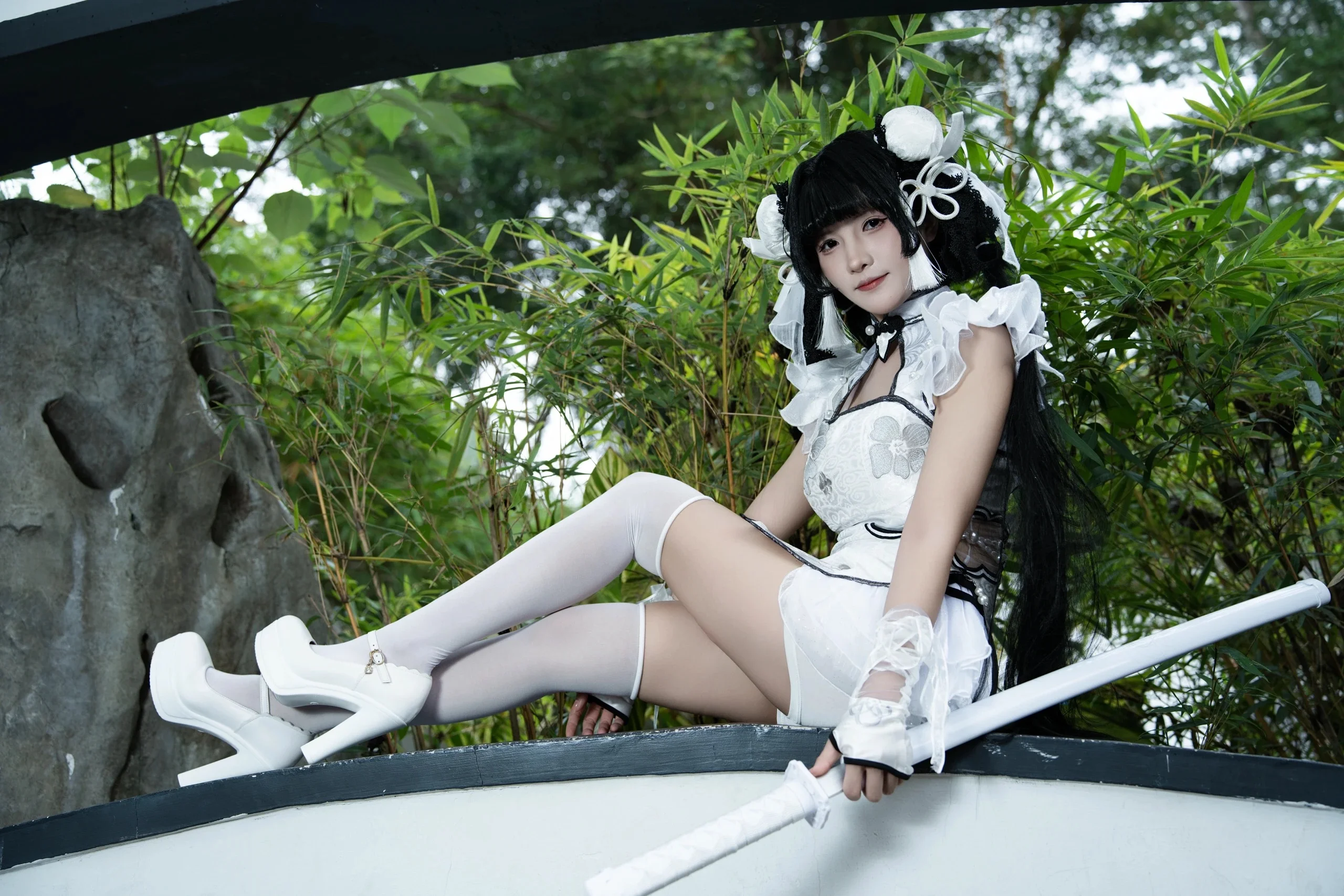 【殷紫萍cos】永劫无间玉髓冰心旗袍，苏式园林里的白纱侠女 - 第 1 张
