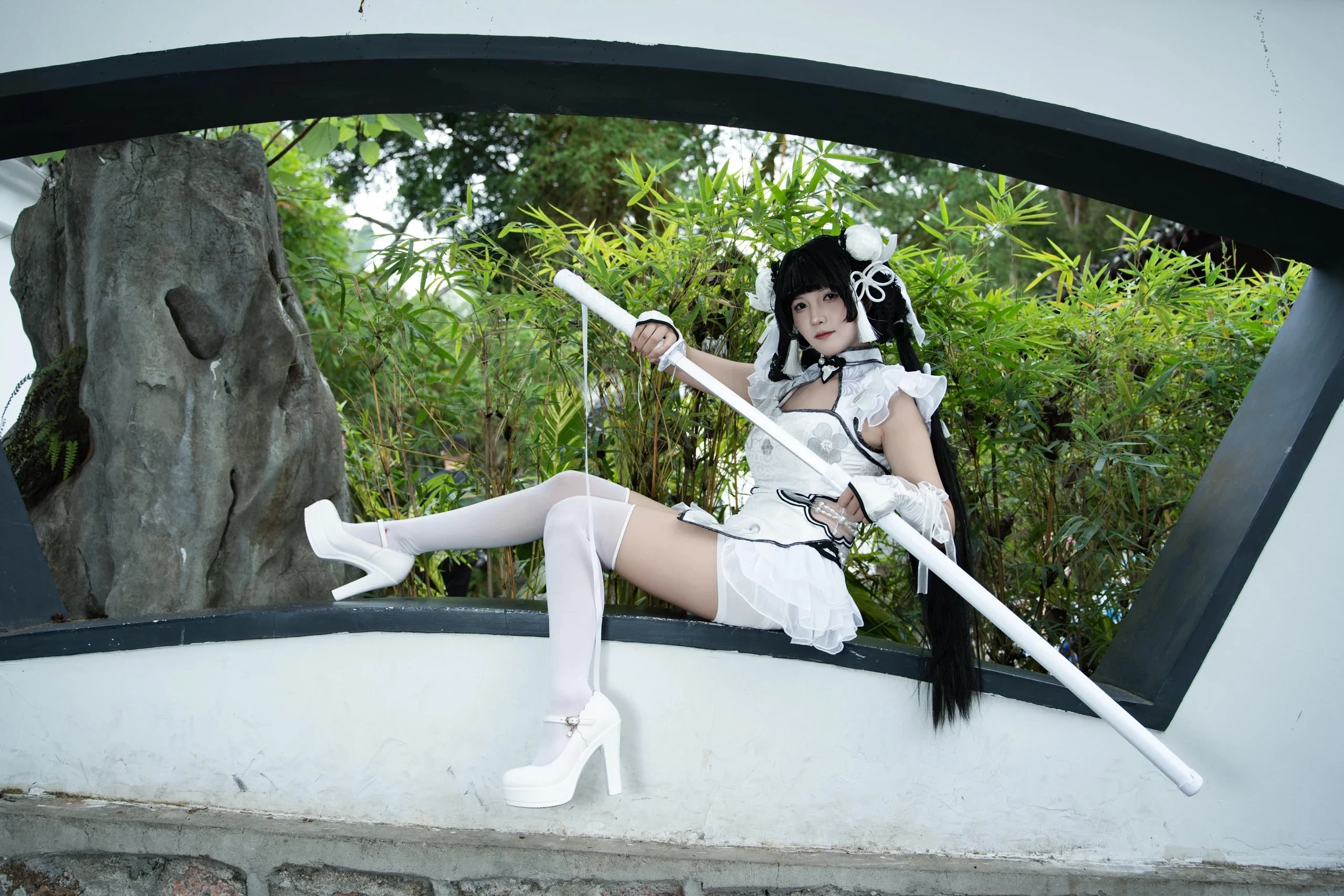 【殷紫萍cos】永劫无间玉髓冰心旗袍，苏式园林里的白纱侠女 - 第 3 张