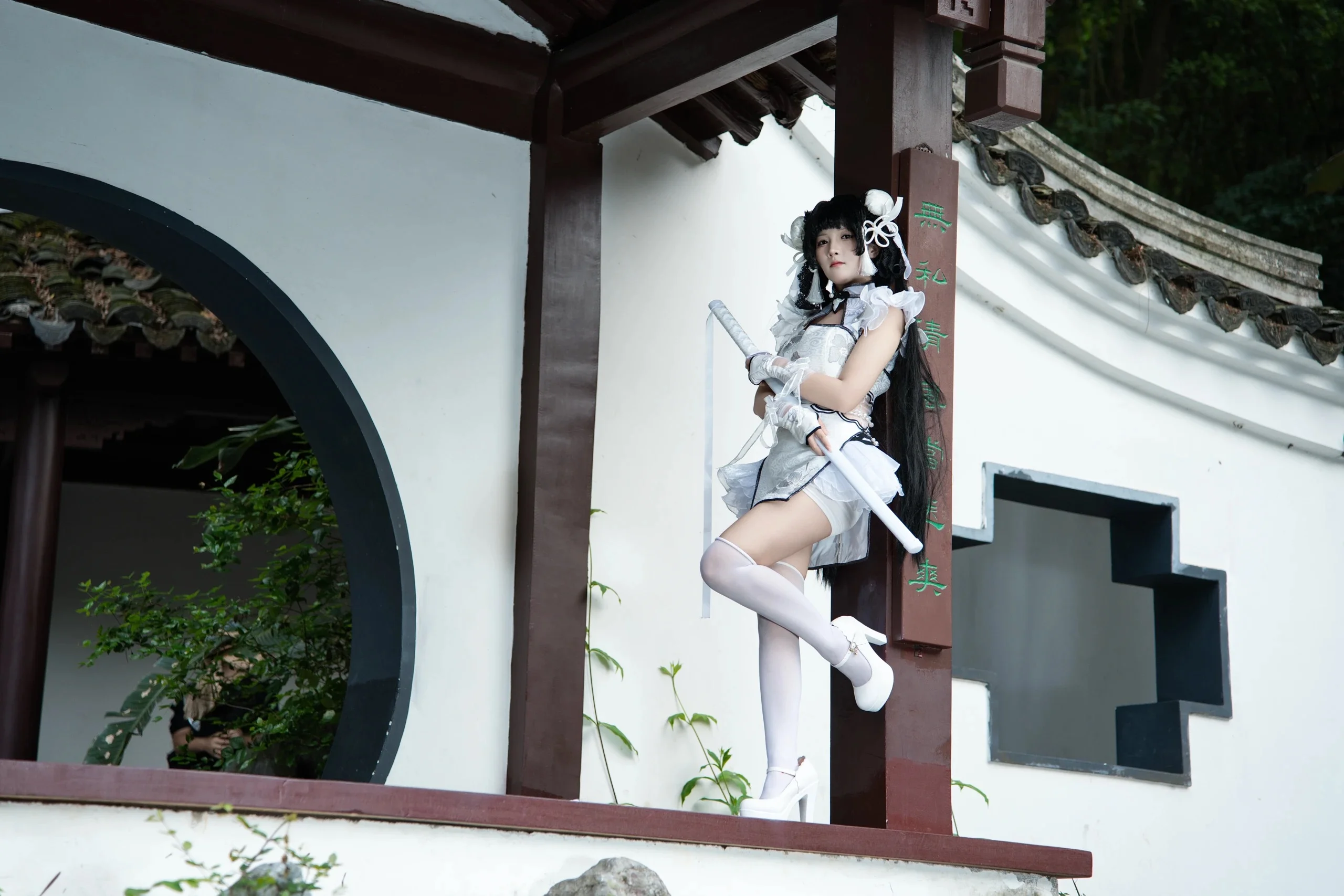 【殷紫萍cos】永劫无间玉髓冰心旗袍，苏式园林里的白纱侠女