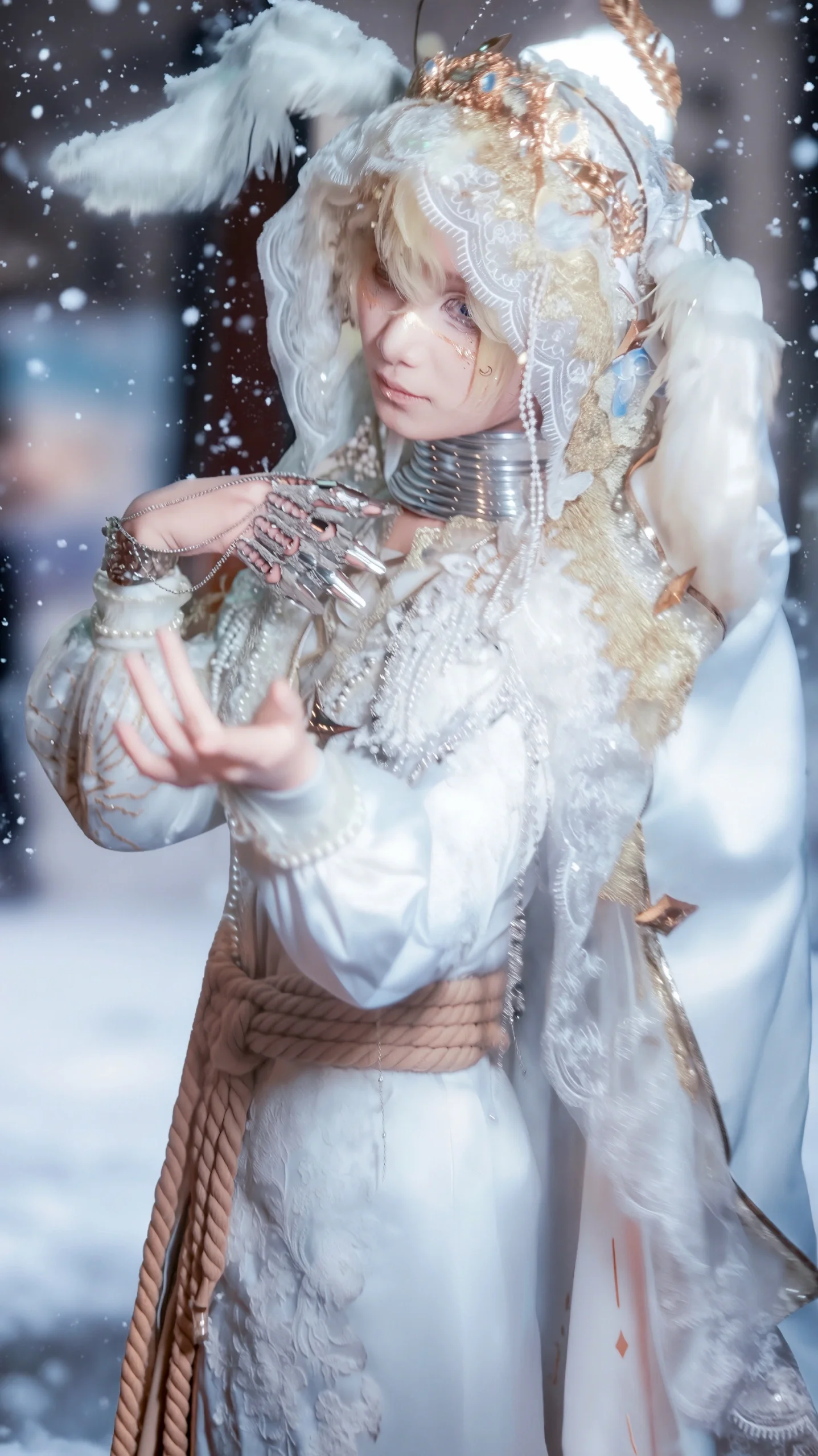 【月相先知cos】第五人格雪凝晦月实景拍摄，感受宿命的重量 - 第 1 张