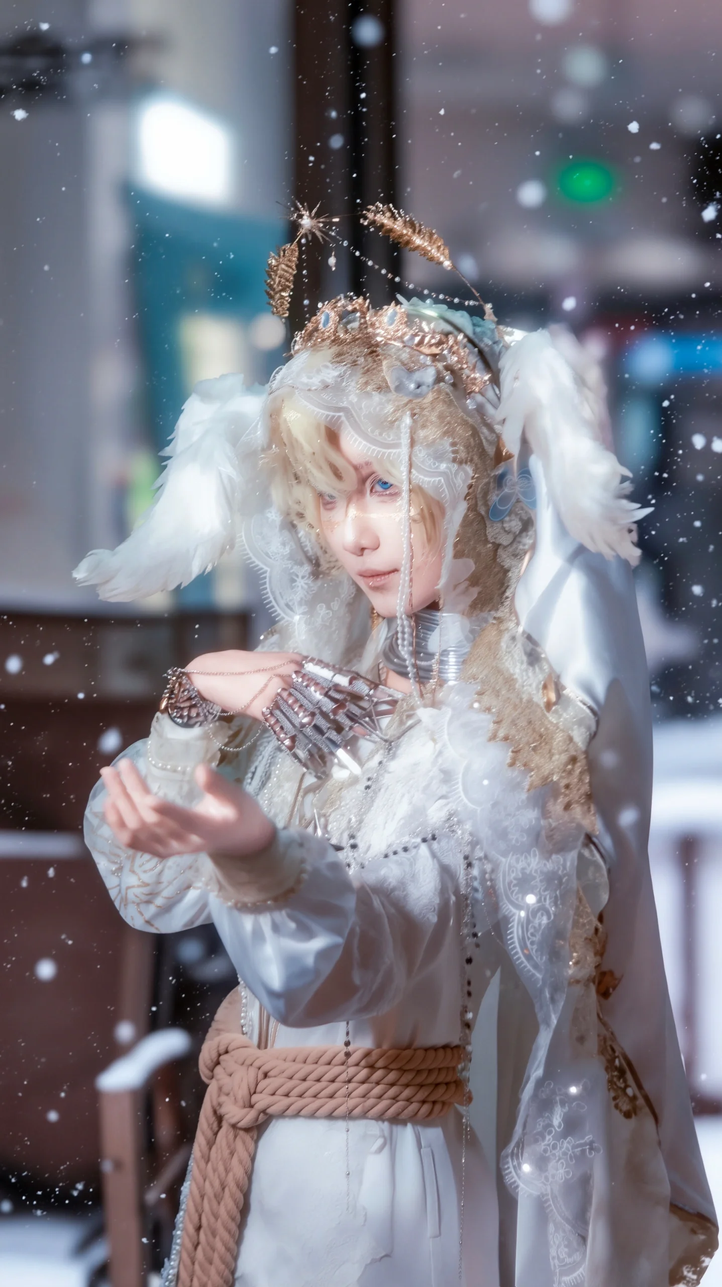 【月相先知cos】第五人格雪凝晦月实景拍摄，感受宿命的重量 - 第 2 张