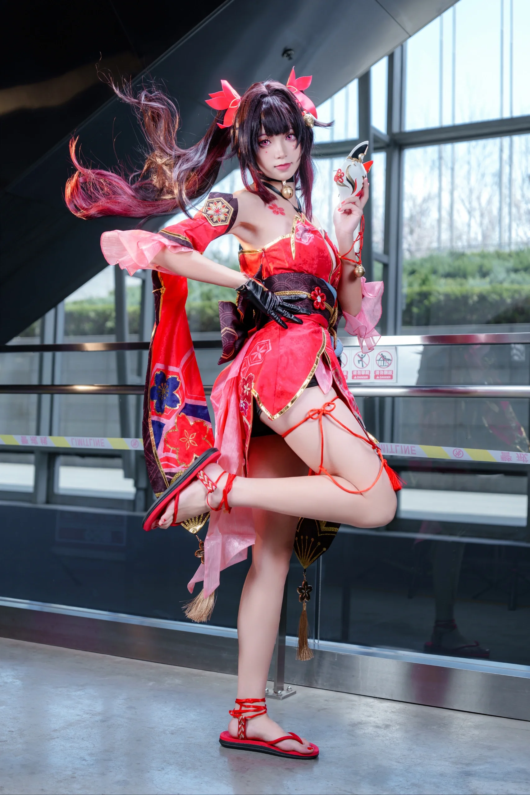 【花火cos】崩坏星穹铁道里的欢愉化身，肆意张扬的红影