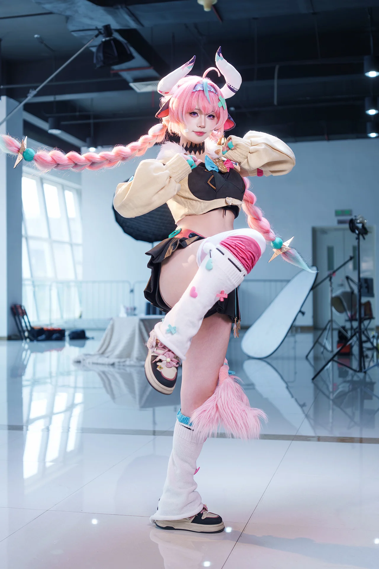 【瓦雷莎cos】原神里的牛牛女孩，拍摄现场还原度拉满 - 第 1 张