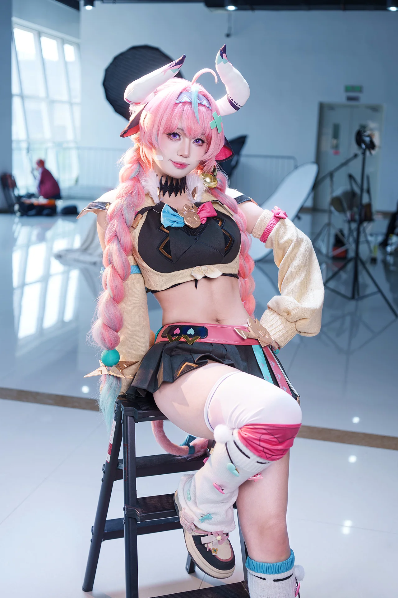 【瓦雷莎cos】原神里的牛牛女孩，拍摄现场还原度拉满 - 第 2 张