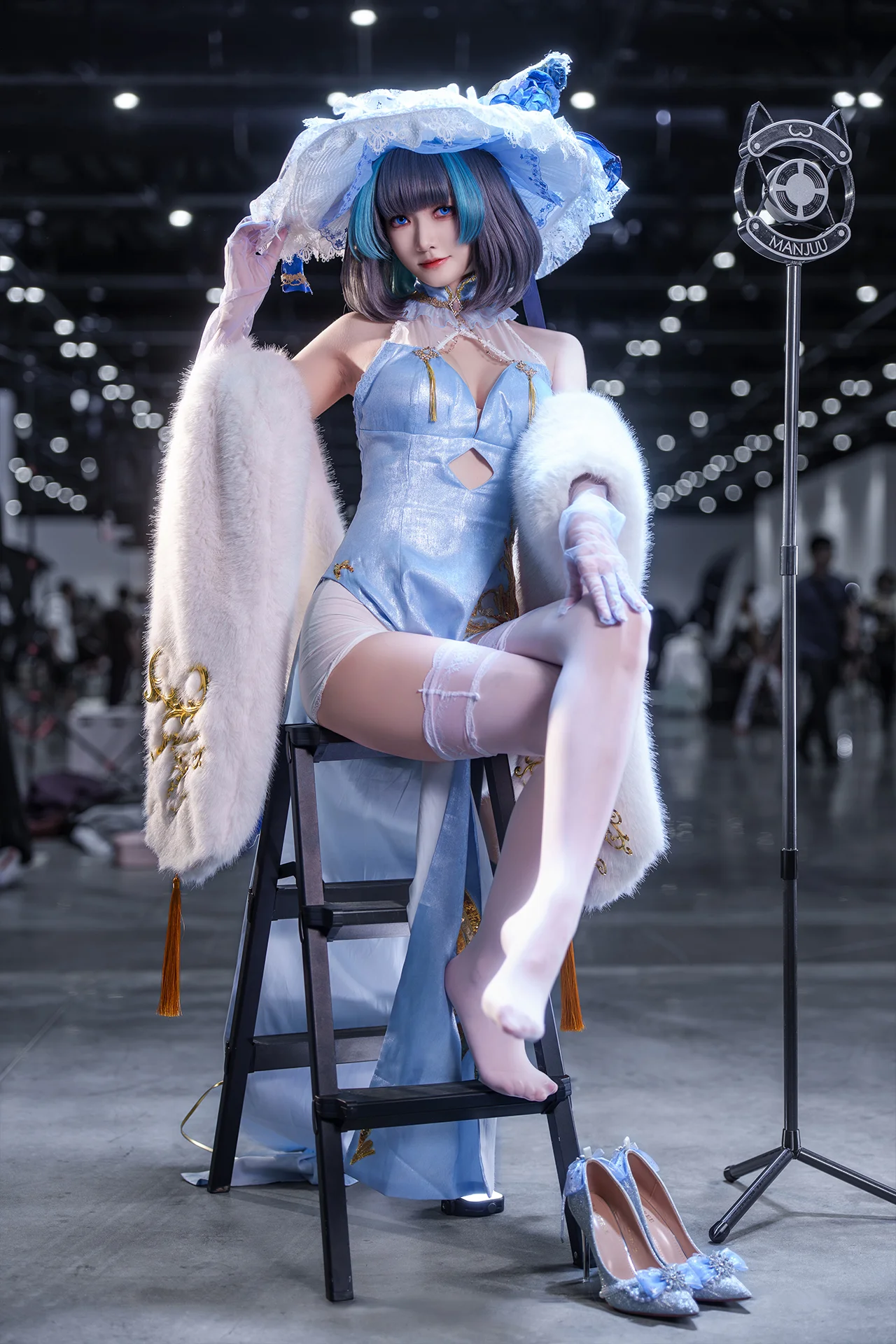 【柴郡cos】碧蓝航线旗袍漫展街拍，冰蓝与雪白的视觉定格 - 第 2 张