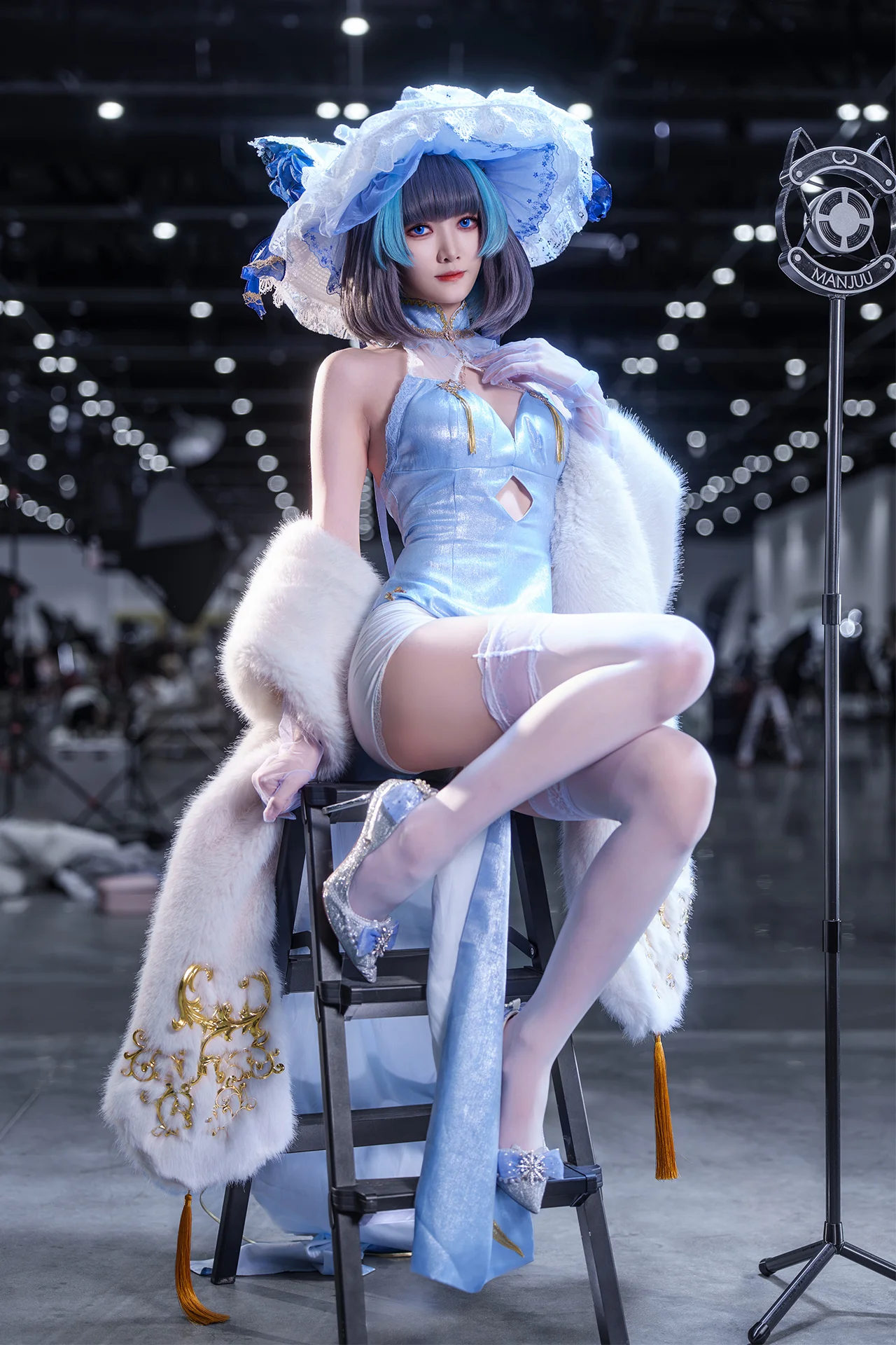 【柴郡cos】碧蓝航线旗袍漫展街拍，冰蓝与雪白的视觉定格 - 第 3 张