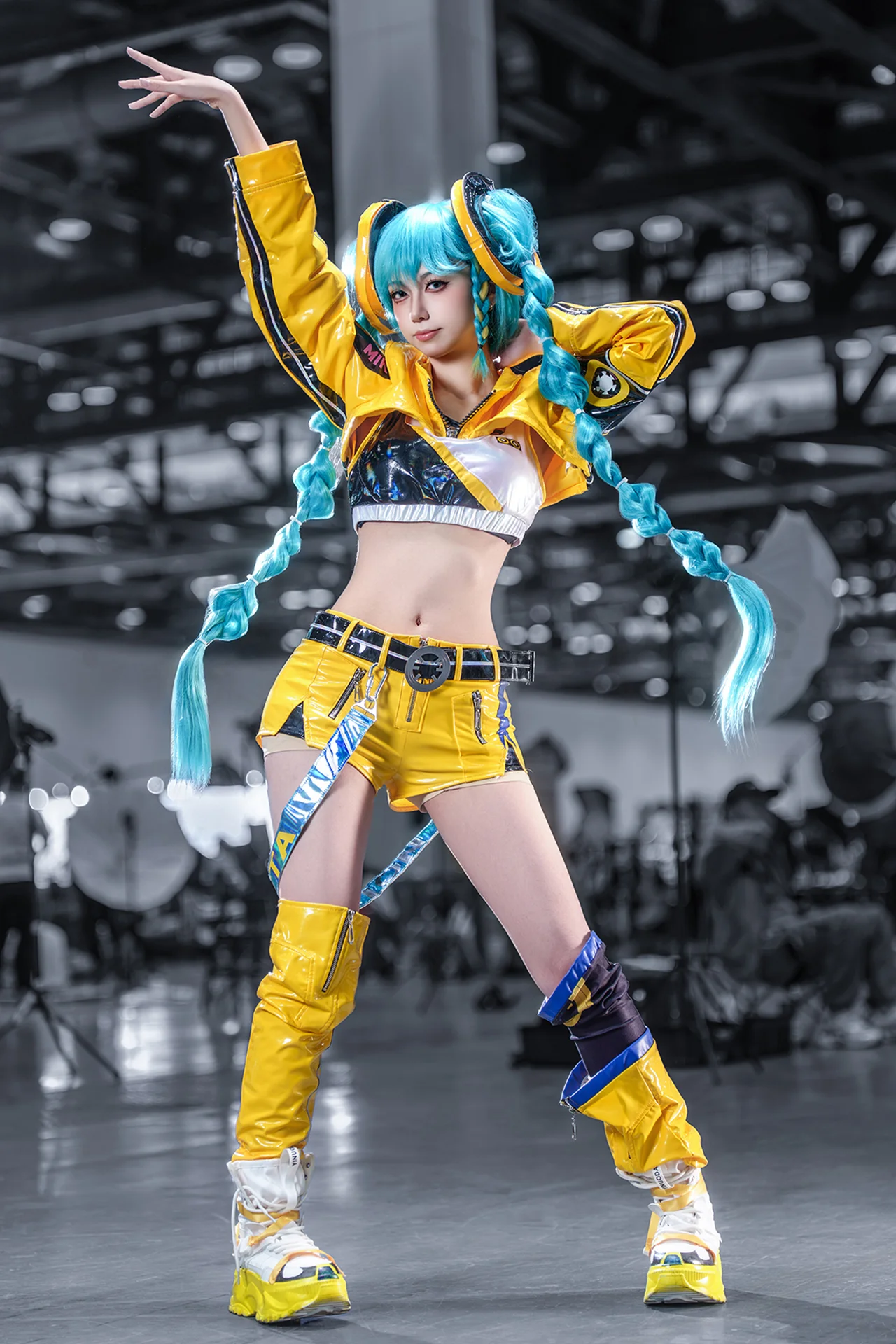 【初音未来cos】亮黄色漆皮风，17周年手办造型场照分享 - 第 1 张