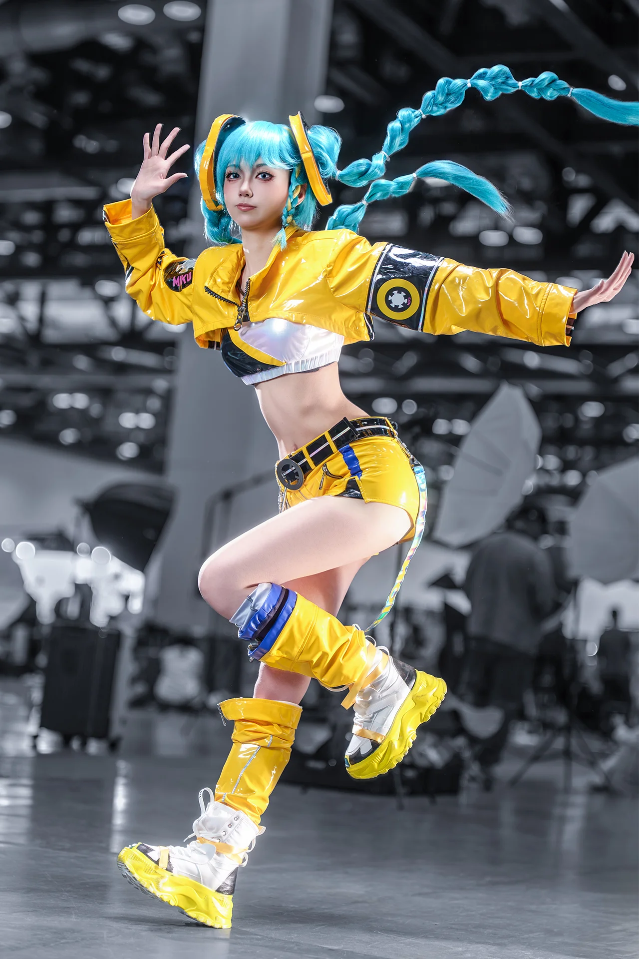 【初音未来cos】亮黄色漆皮风，17周年手办造型场照分享 - 第 2 张