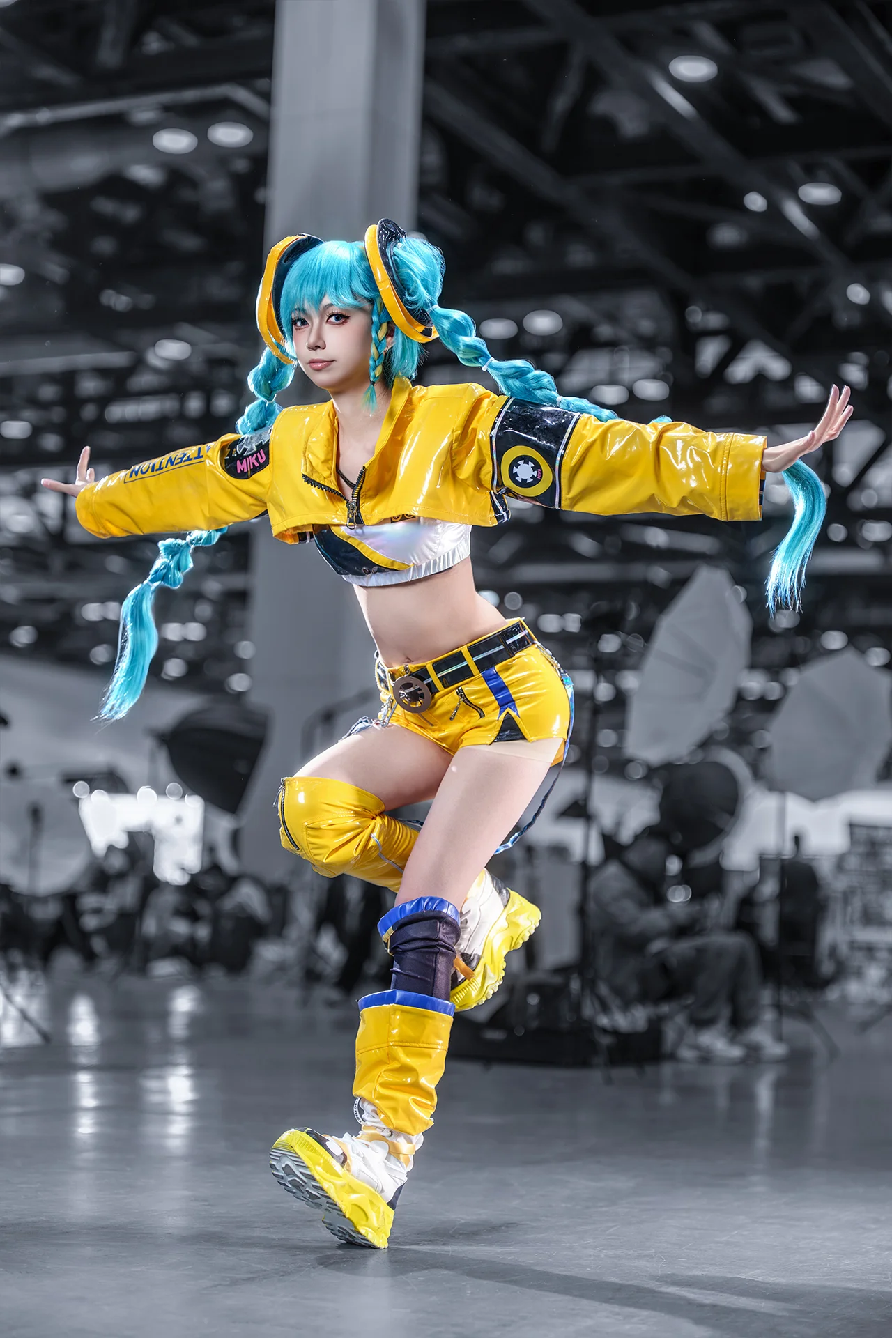 【初音未来cos】亮黄色漆皮风，17周年手办造型场照分享 - 第 3 张