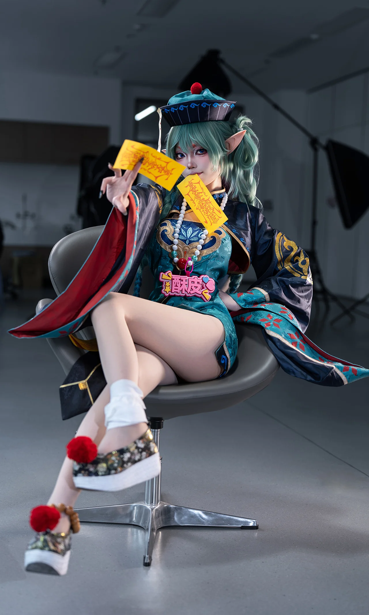 【初音未来cos】初音小僵尸造型场照，俏皮与国风的融合
