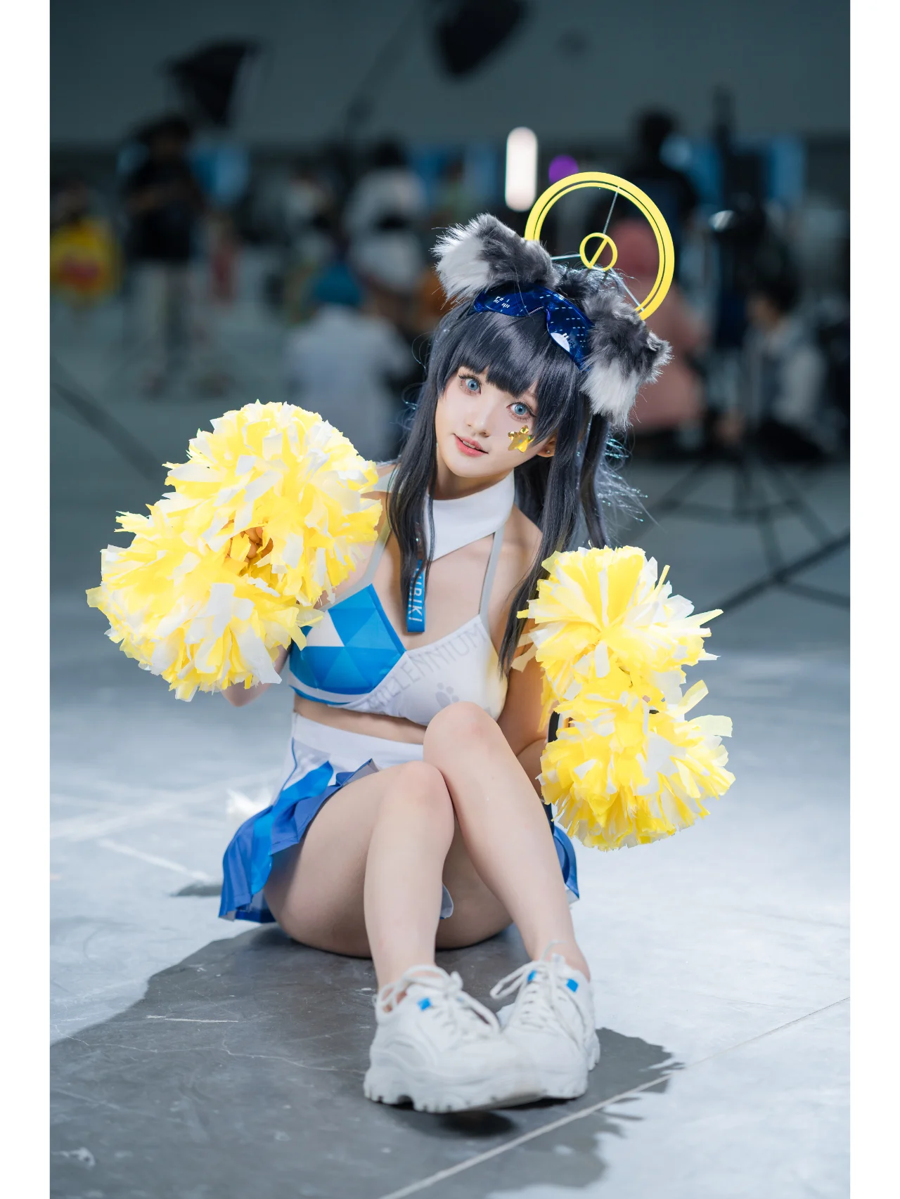 【猫冢响cos】蓝白拉拉队服搭配兽耳与黄色彩球 - 第 1 张