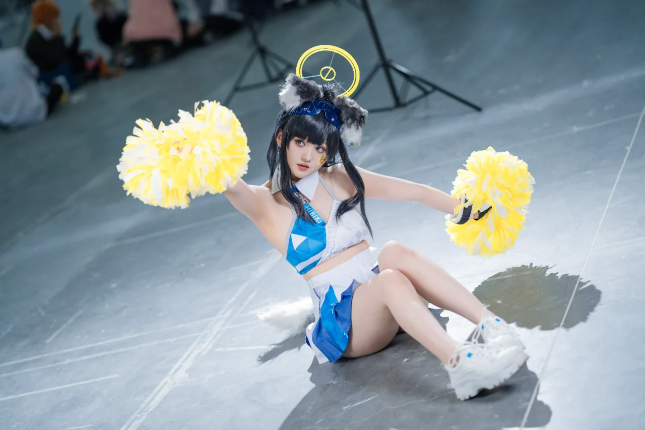 【猫冢响cos】蓝白拉拉队服搭配兽耳与黄色彩球 - 第 5 张