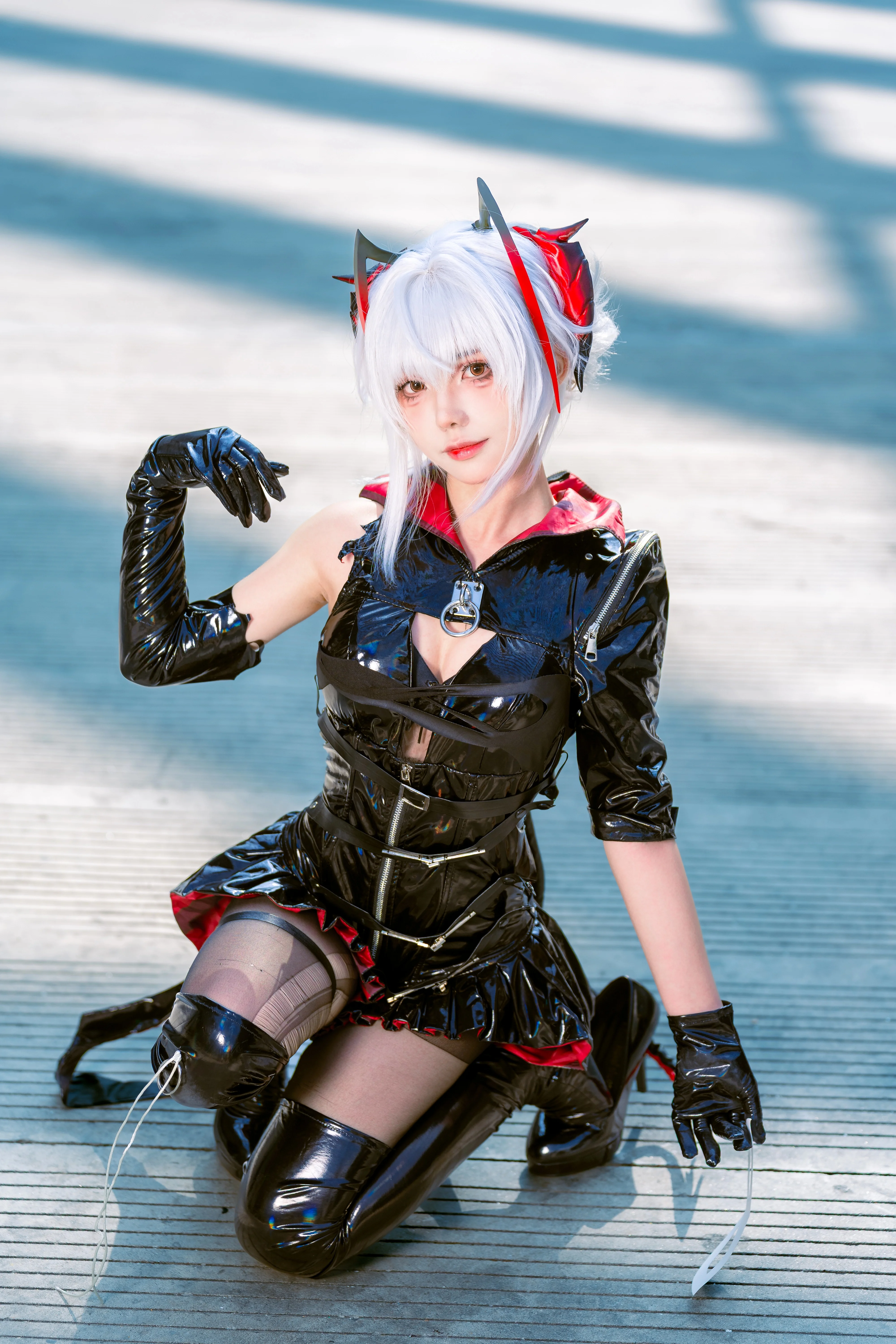 【明日方舟W cos】强光下漆皮作战服的AD04漫展场照 - 第 1 张