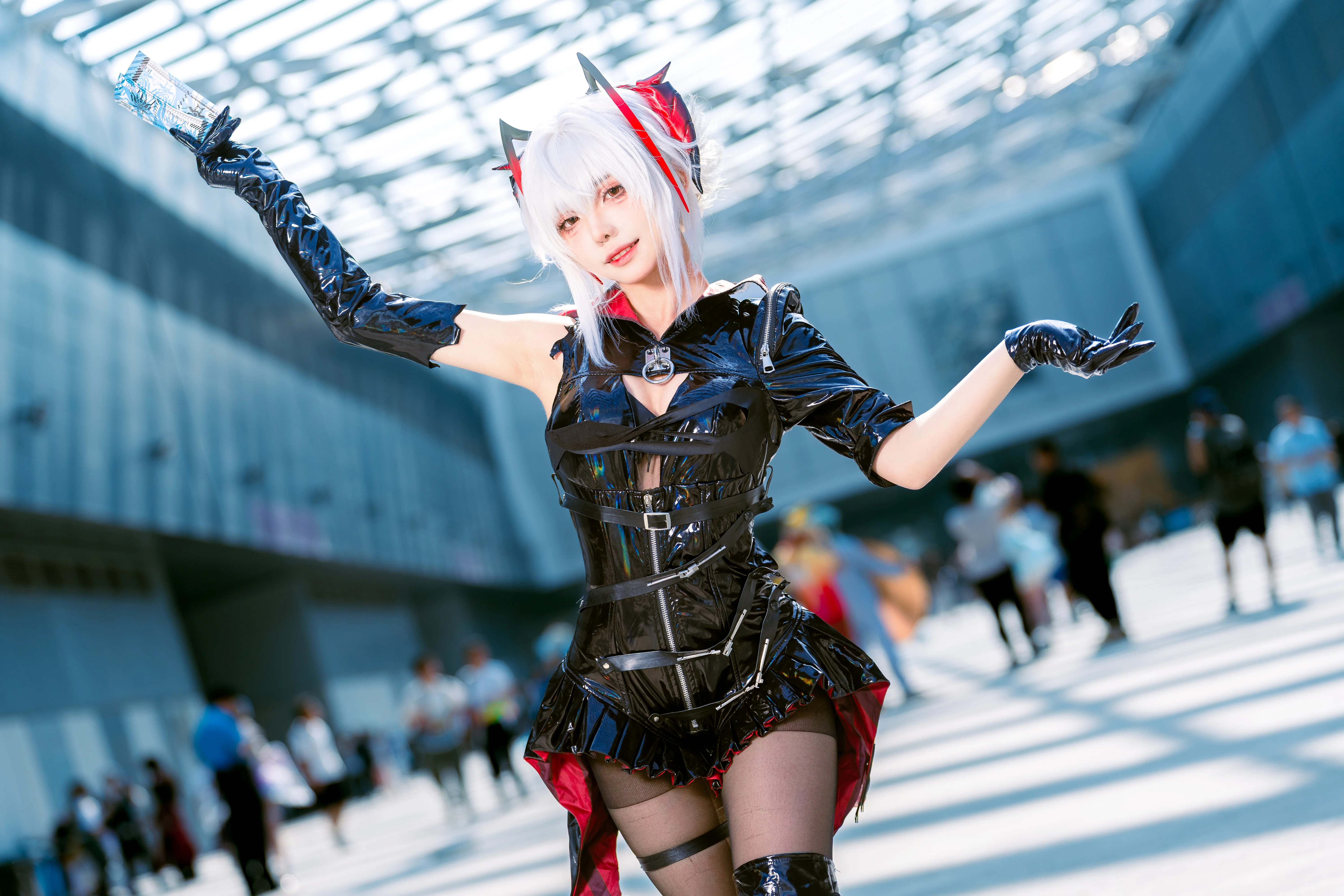 【明日方舟W cos】强光下漆皮作战服的AD04漫展场照 - 第 3 张