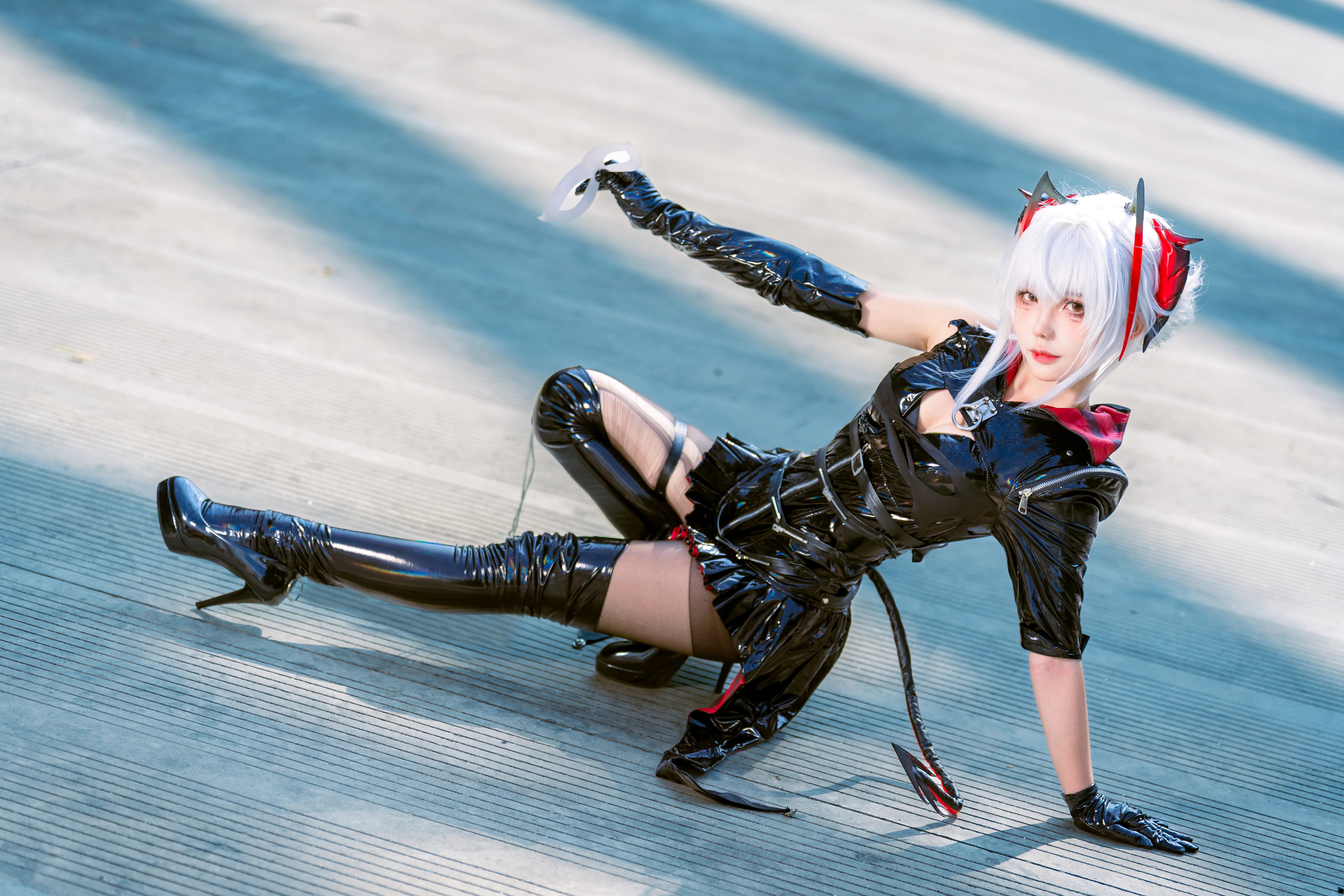 【明日方舟W cos】强光下漆皮作战服的AD04漫展场照