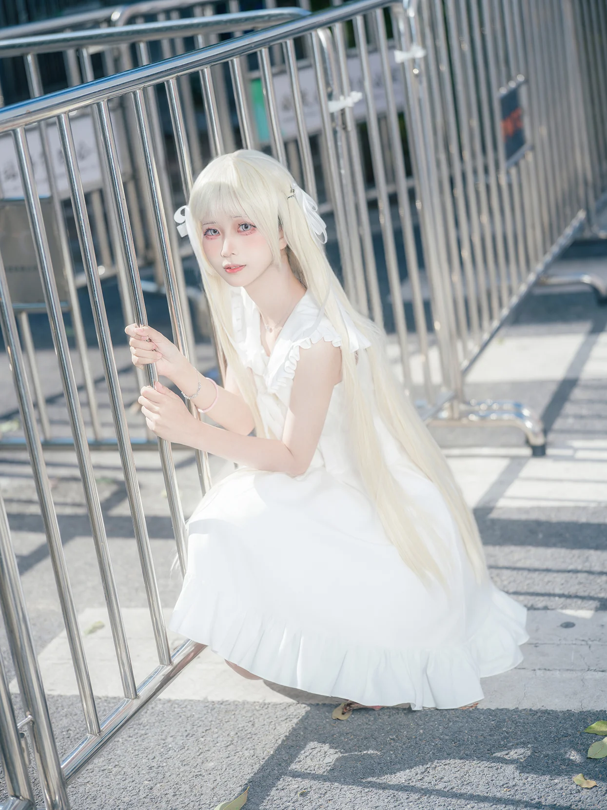 【春日野穹cos】緣之空裡的治癒系白裙，陽光下的漫展瞬間 - 第 1 張
