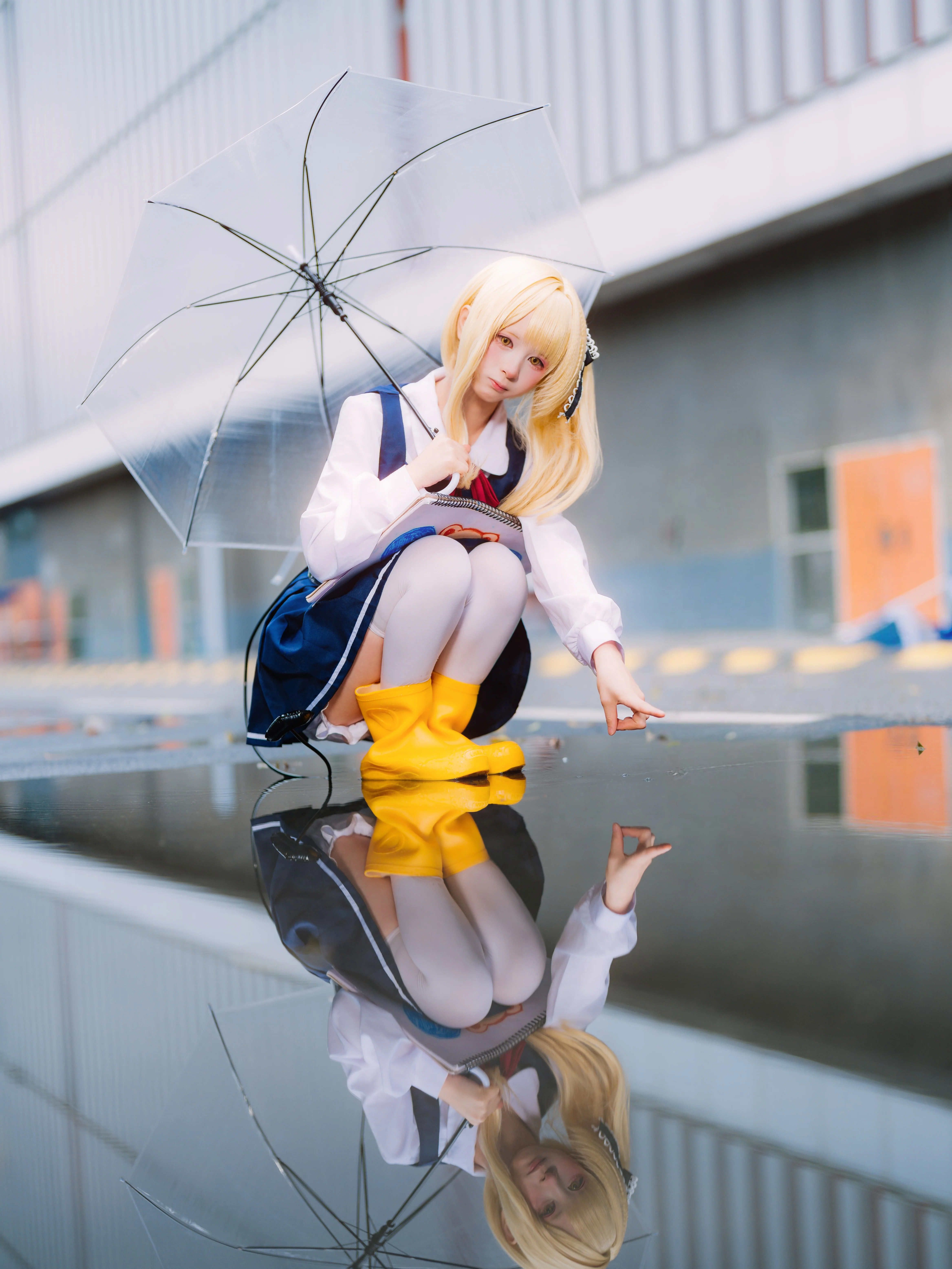 [Ibuki Cosplay] That Figure Holding a Bear Sketchbook on a Rainy Day in Blue Archive - Image 1