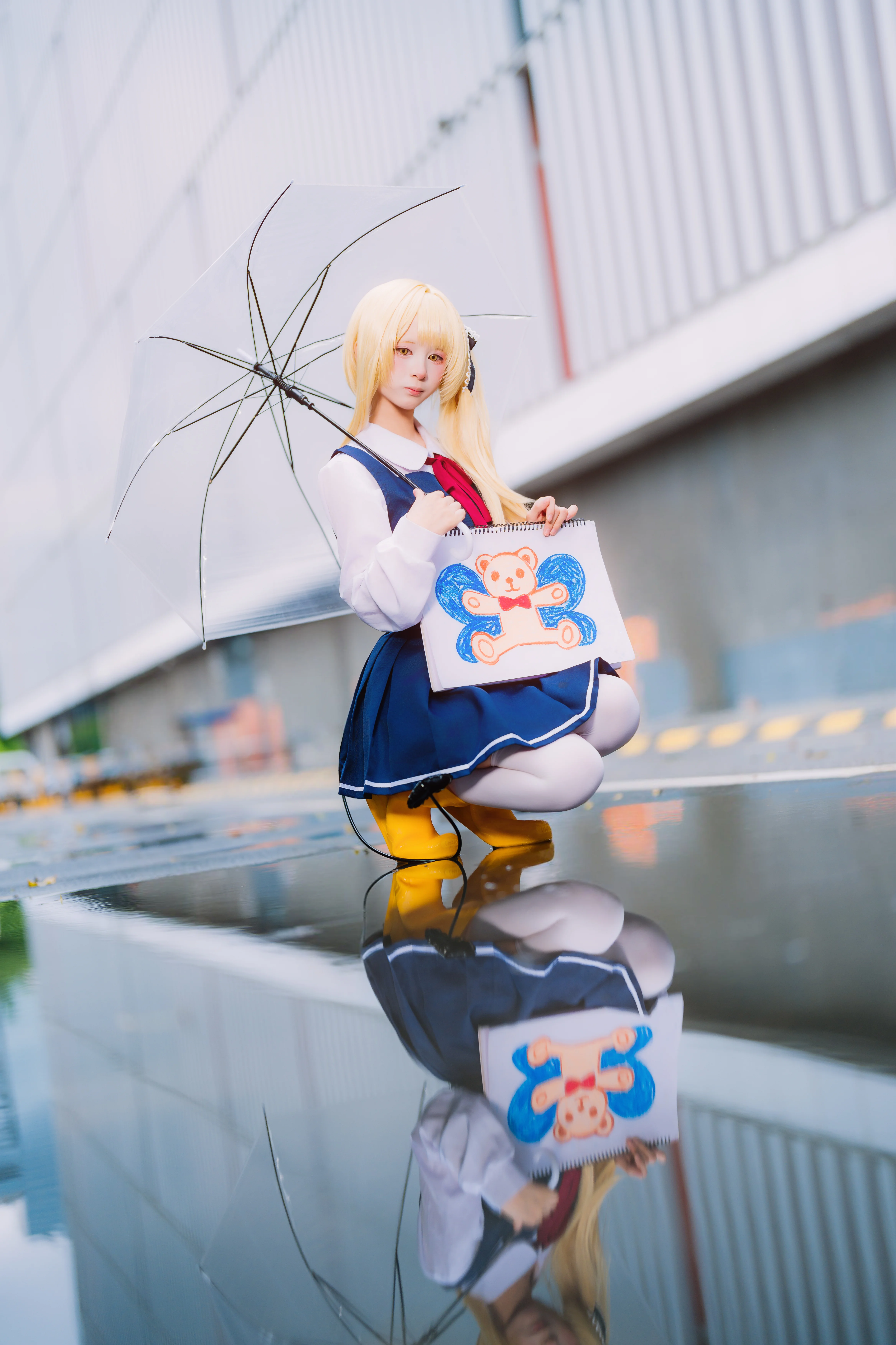 [Ibuki Cosplay] That Figure Holding a Bear Sketchbook on a Rainy Day in Blue Archive - Image 2