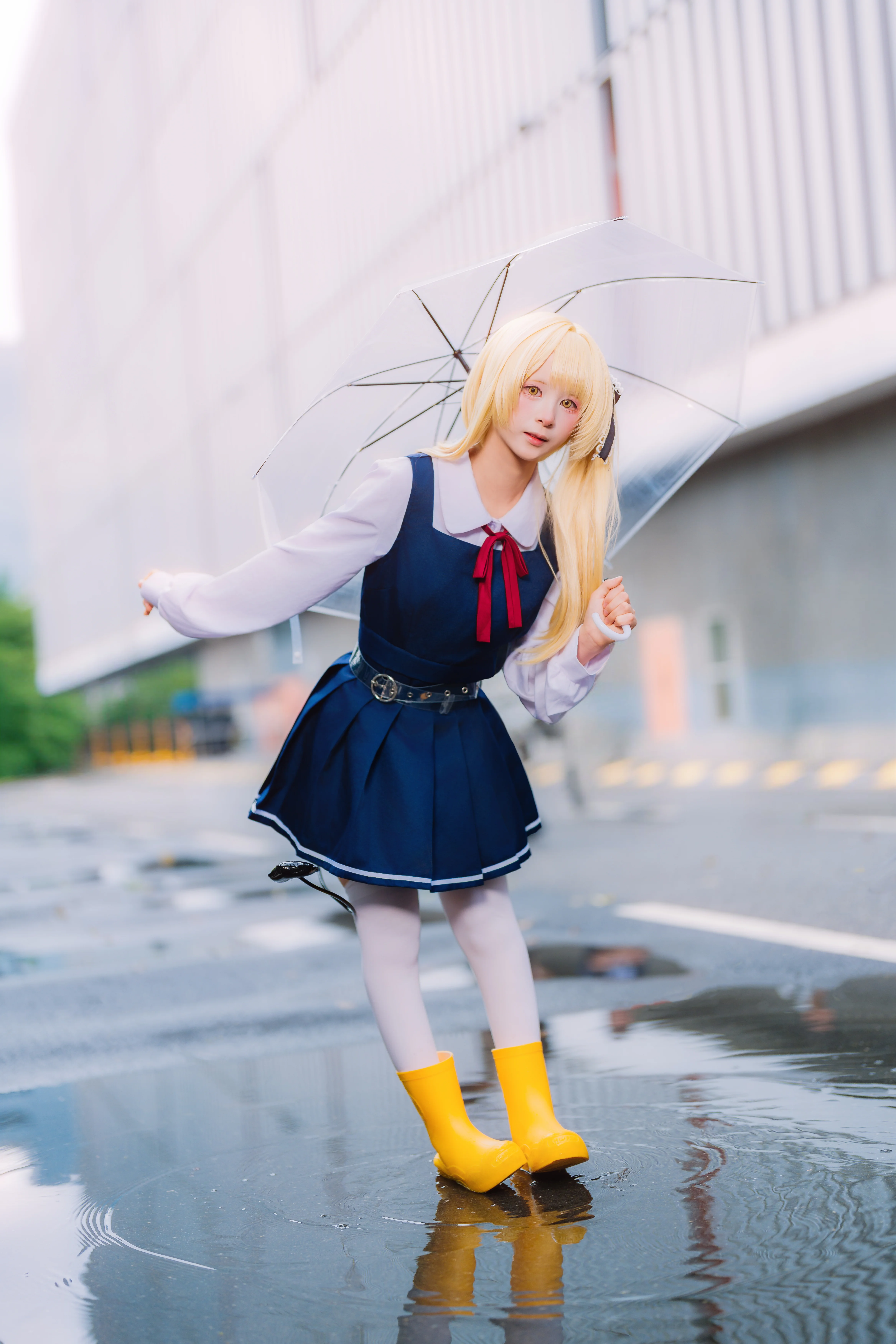 [Ibuki Cosplay] That Figure Holding a Bear Sketchbook on a Rainy Day in Blue Archive - Image 3