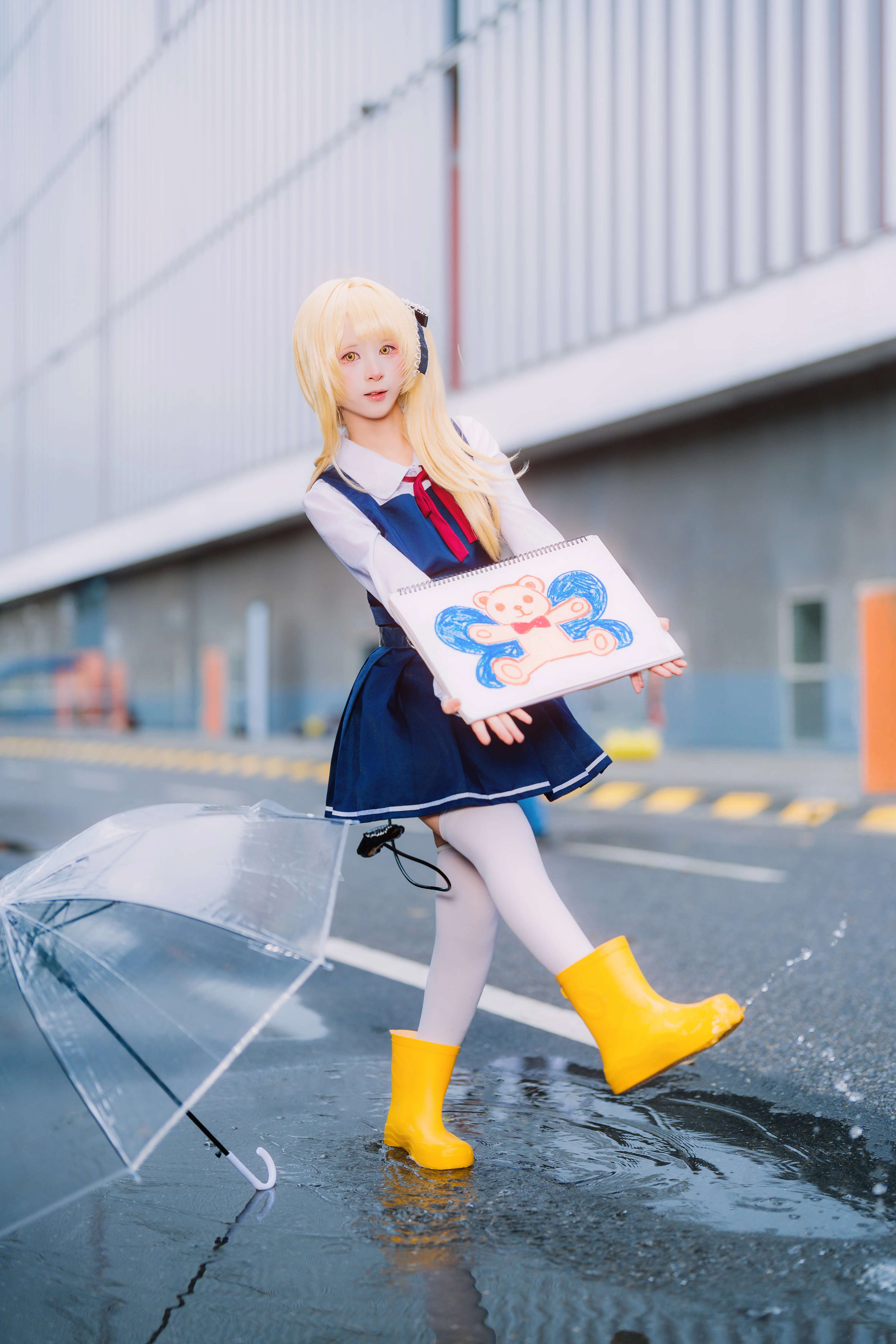 [Ibuki Cosplay] That Figure Holding a Bear Sketchbook on a Rainy Day in Blue Archive - Image 5