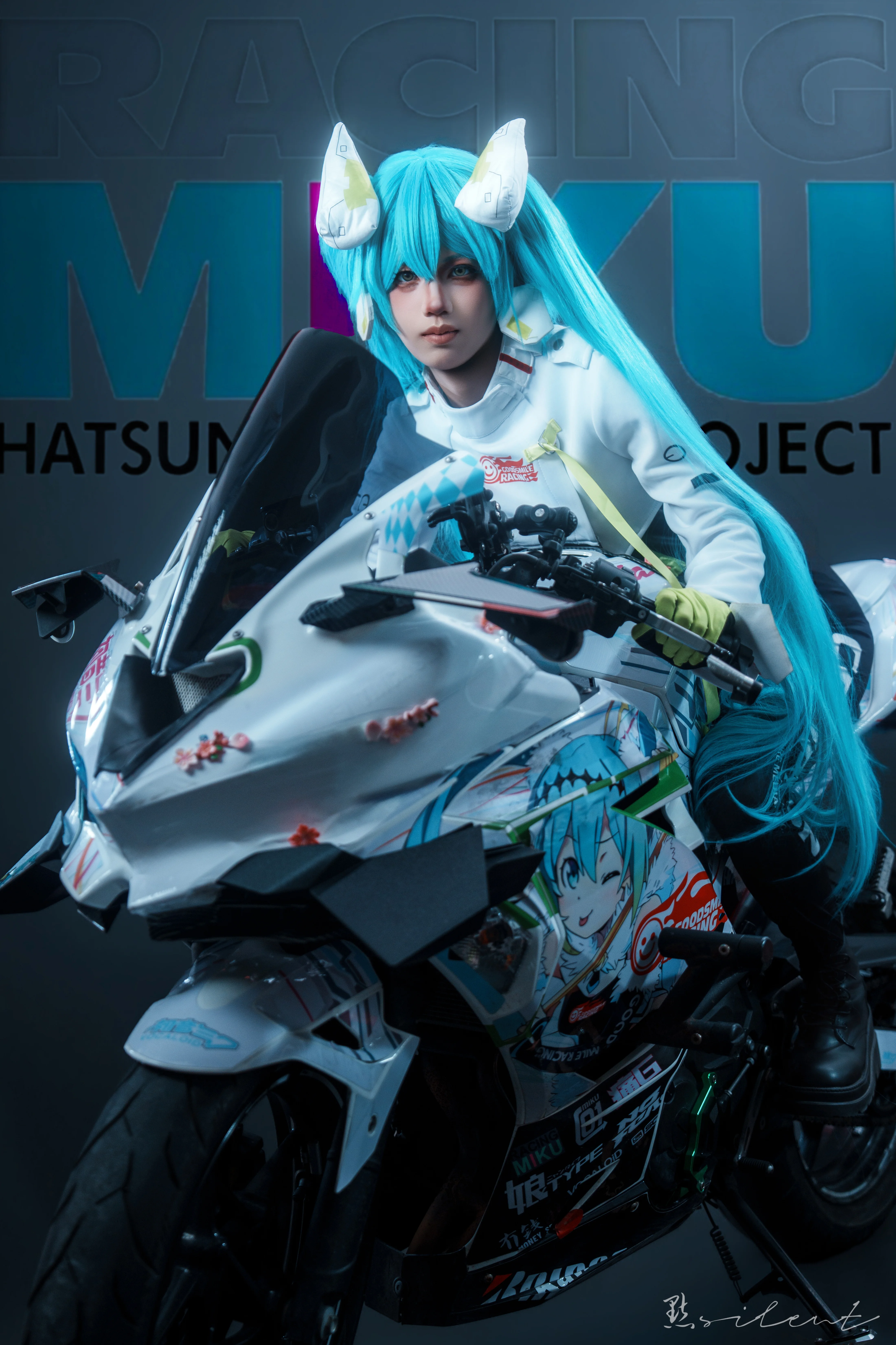 【赛车初音cos】捕捉赛场上的蓝色疾风与竞速瞬间 - 第 2 张