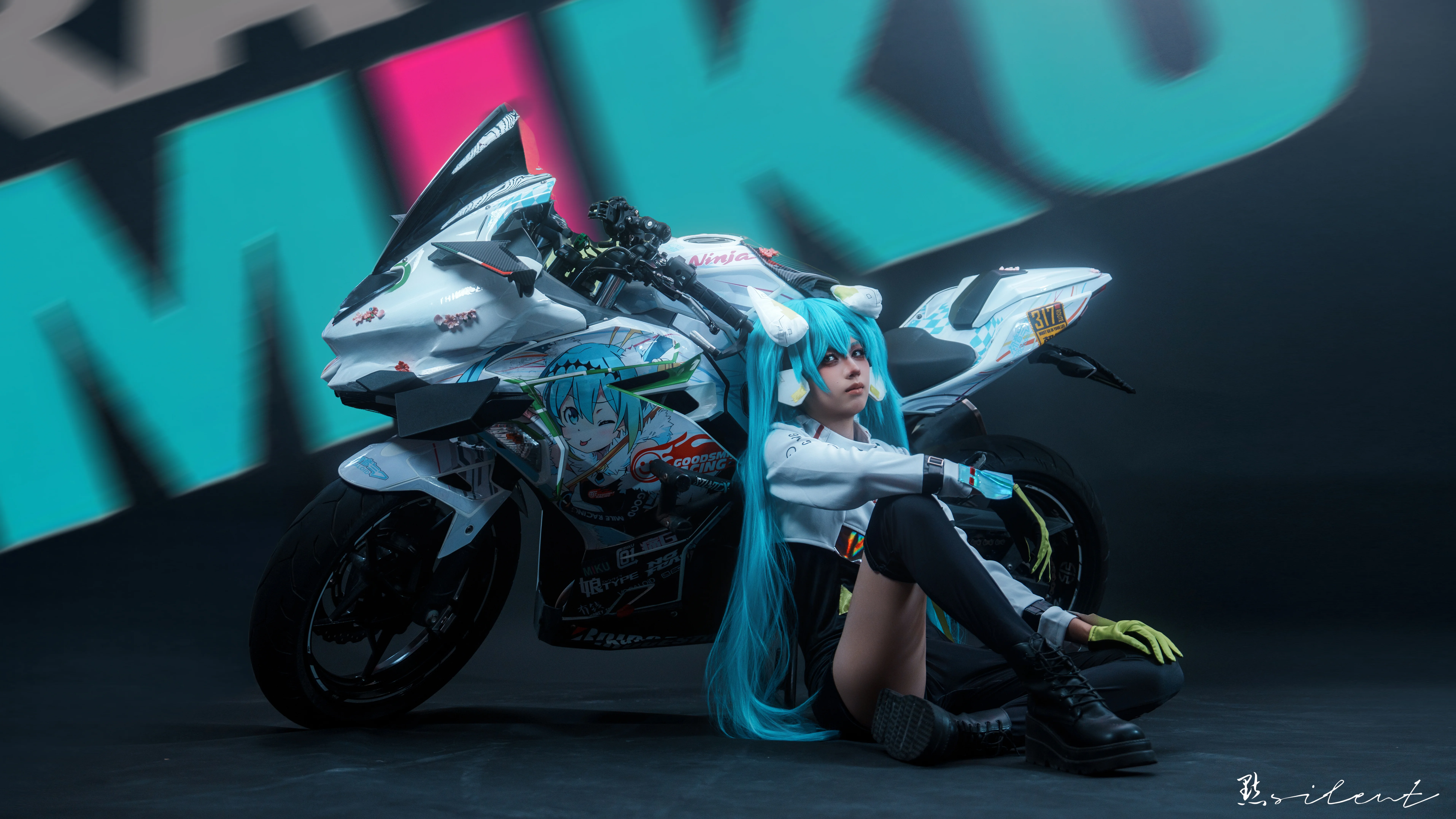 【赛车初音cos】捕捉赛场上的蓝色疾风与竞速瞬间 - 第 3 张