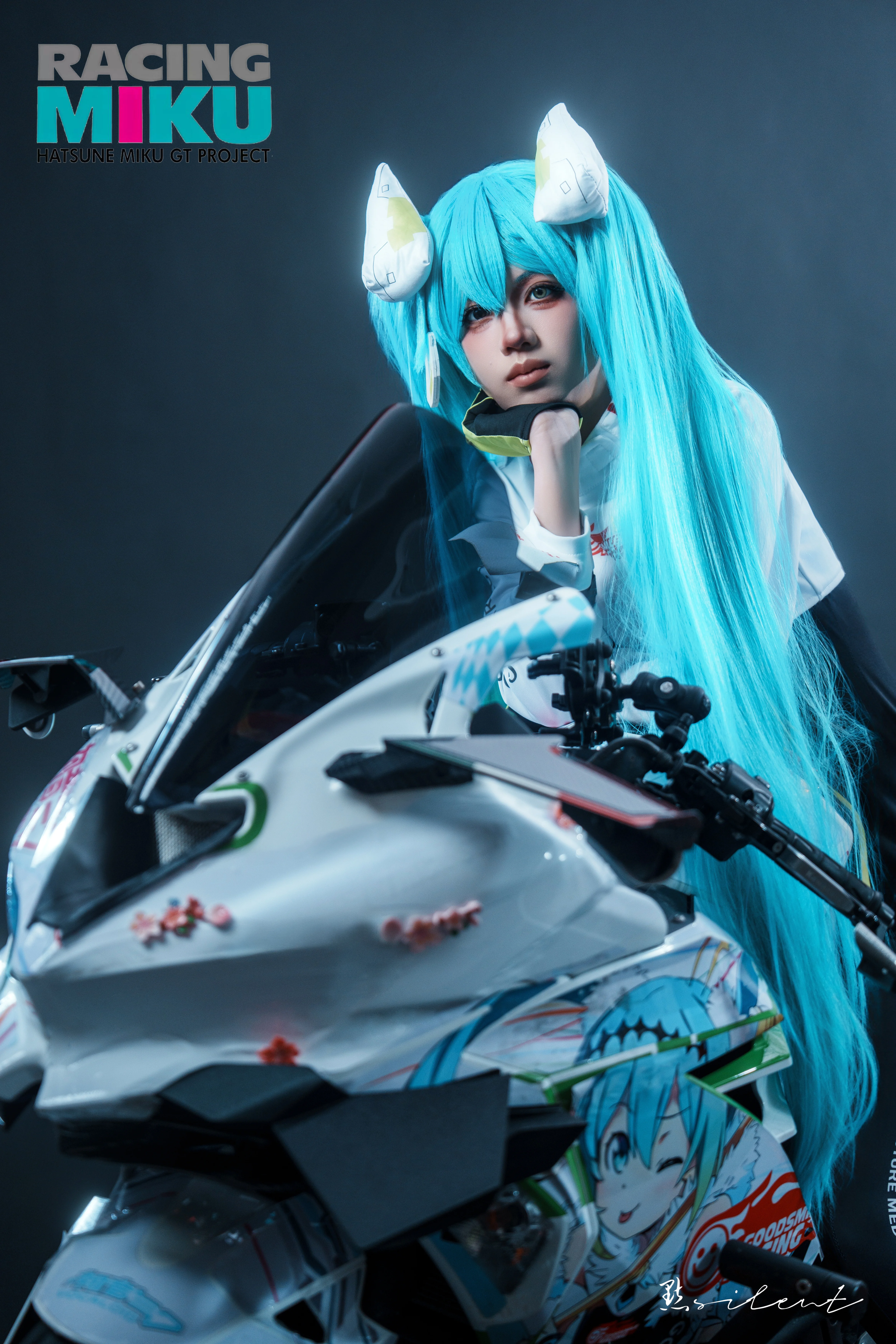 【赛车初音cos】捕捉赛场上的蓝色疾风与竞速瞬间 - 第 4 张