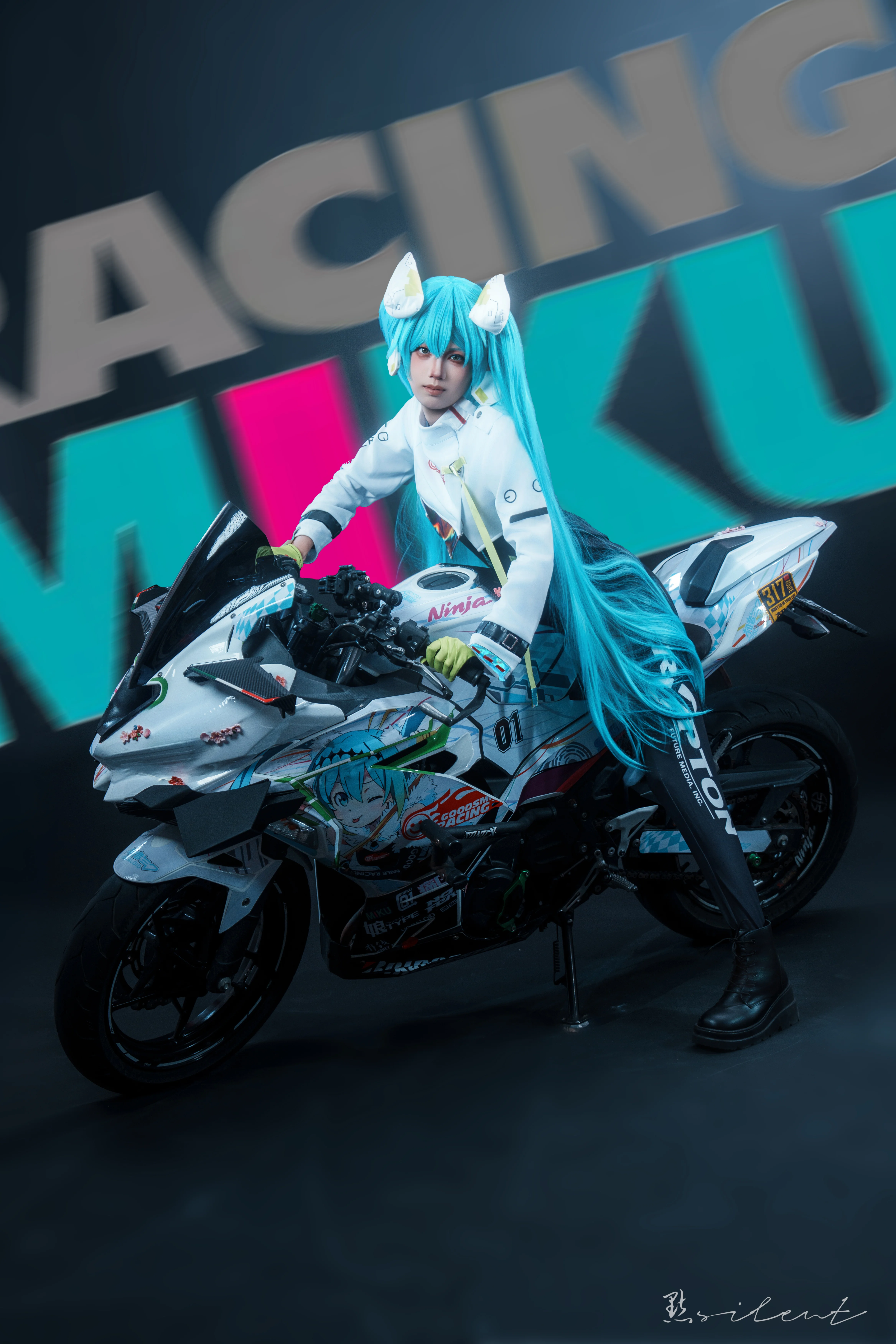 【赛车初音cos】捕捉赛场上的蓝色疾风与竞速瞬间 - 第 5 张