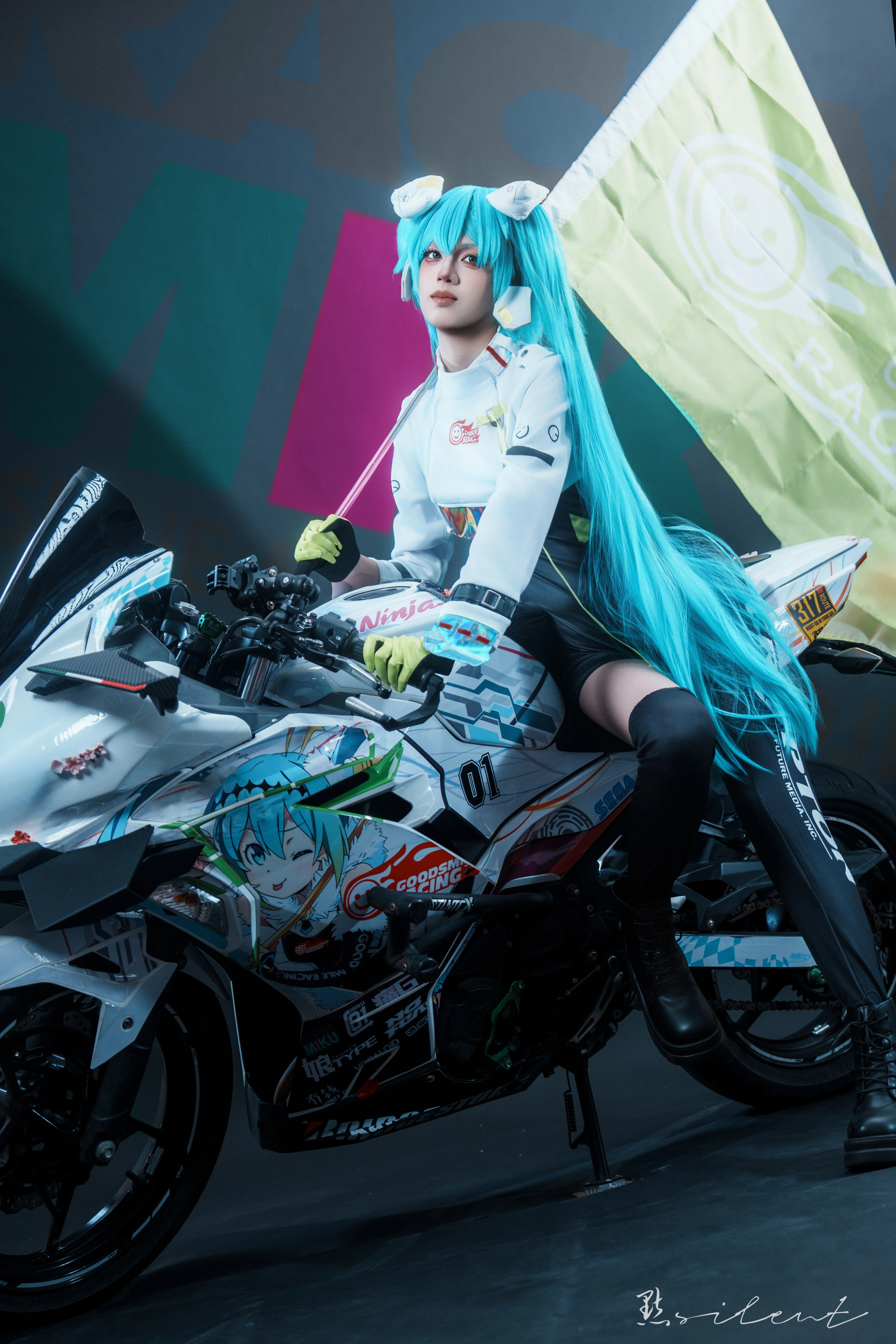 【赛车初音cos】捕捉赛场上的蓝色疾风与竞速瞬间 - 第 6 张