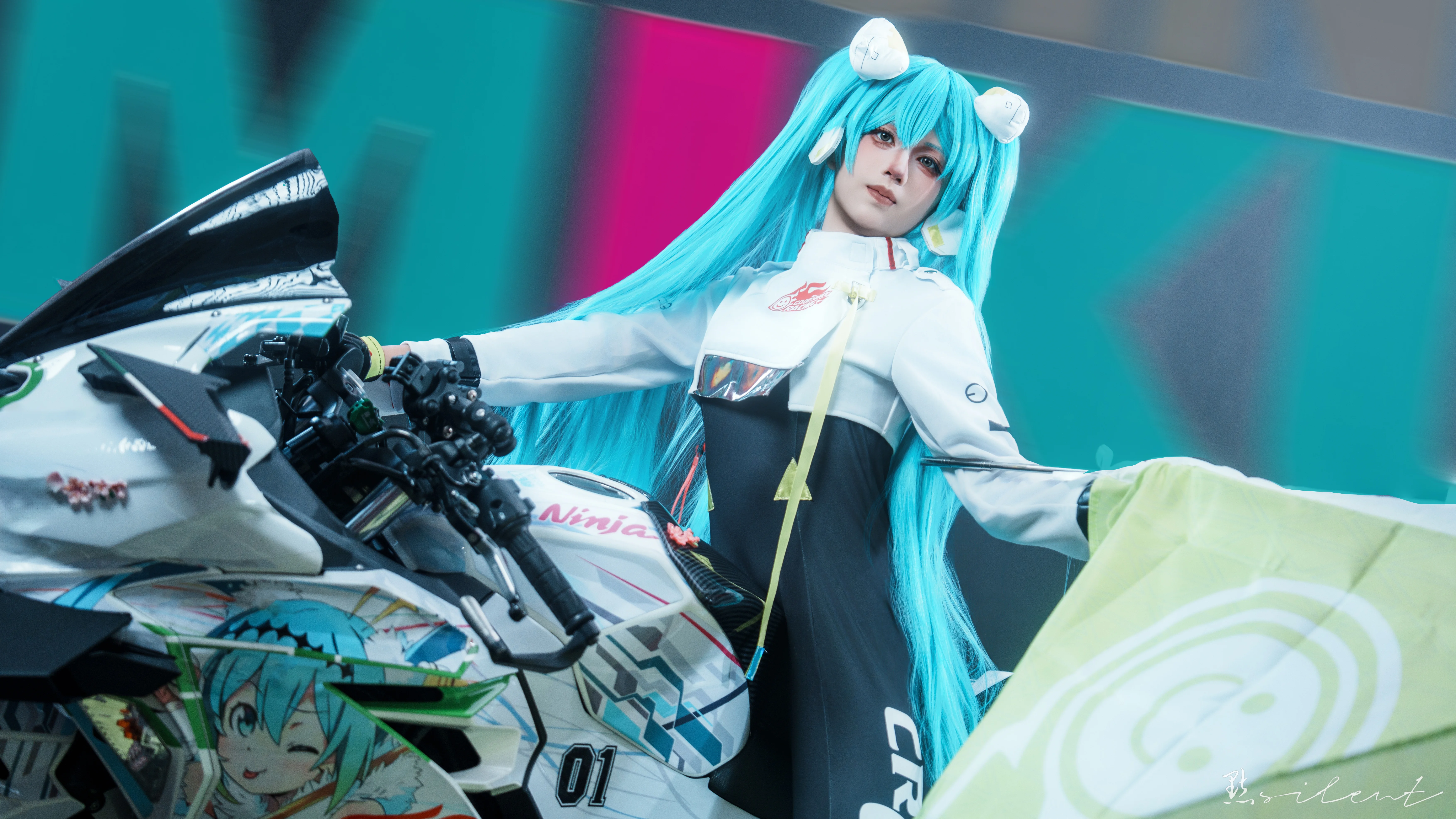 【赛车初音cos】捕捉赛场上的蓝色疾风与竞速瞬间 - 第 9 张