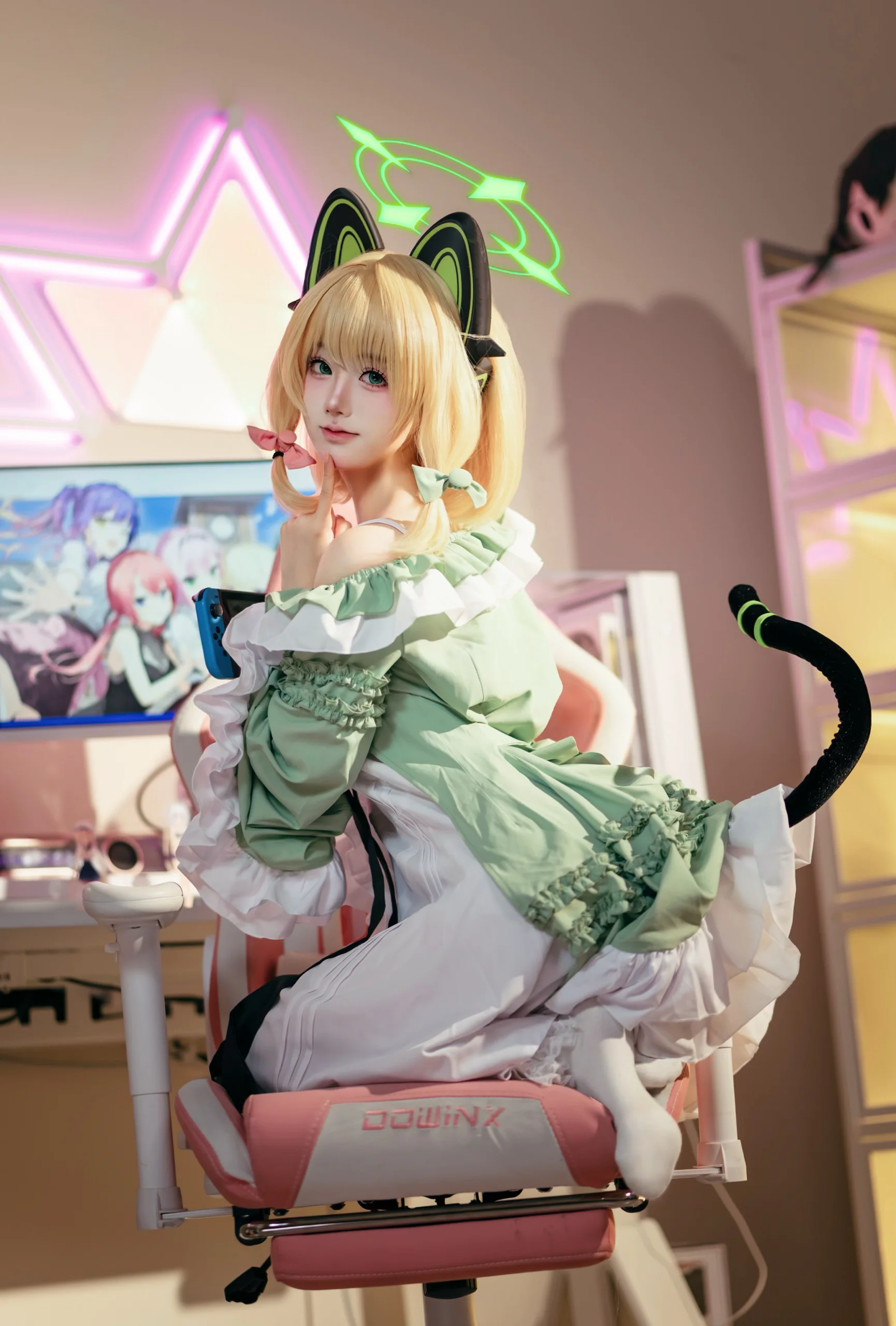 【才羽绿cos】蔚蓝档案游戏开发部的日常，带上Switch去休息 - 第 1 张