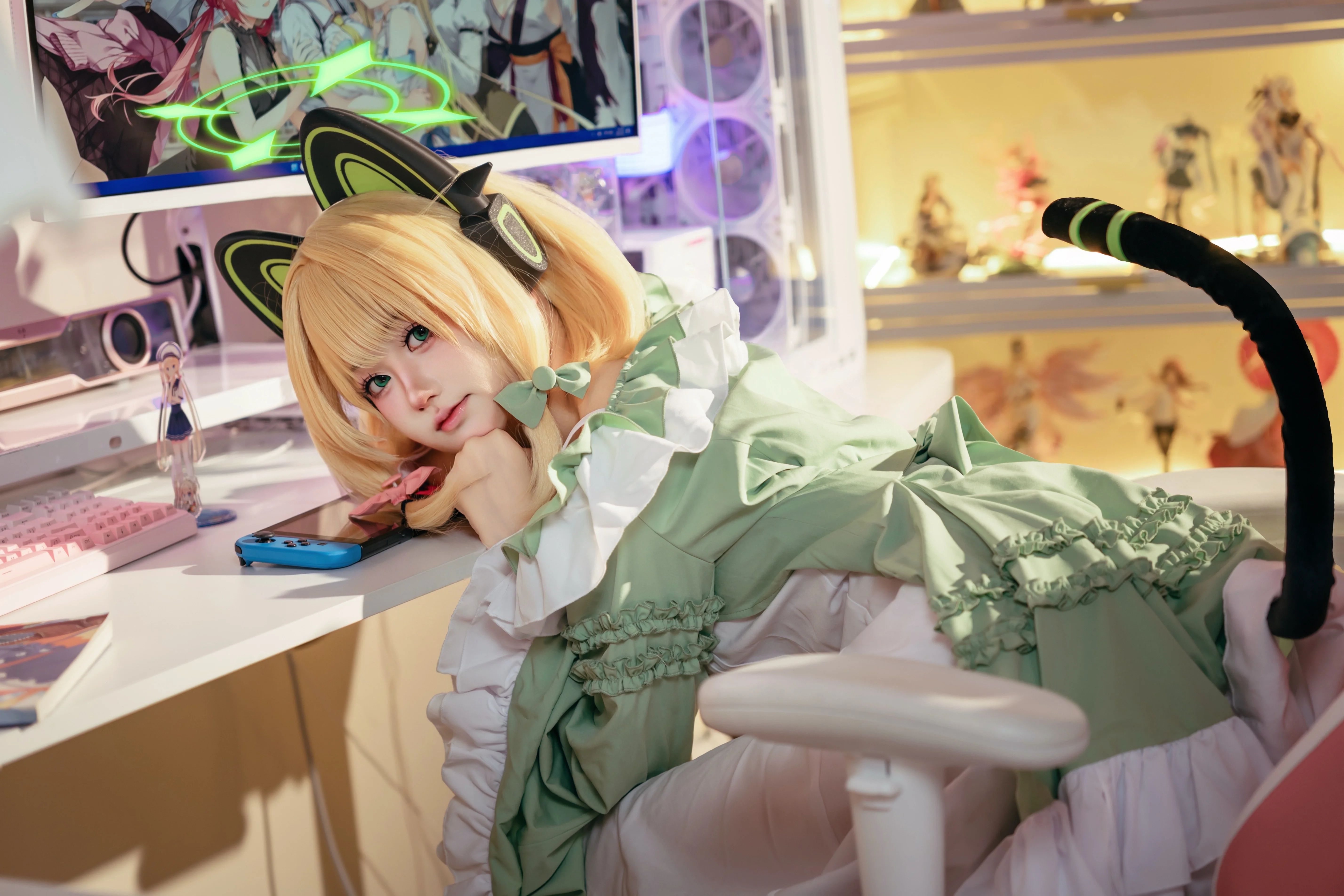 【才羽绿cos】蔚蓝档案游戏开发部的日常，带上Switch去休息 - 第 2 张