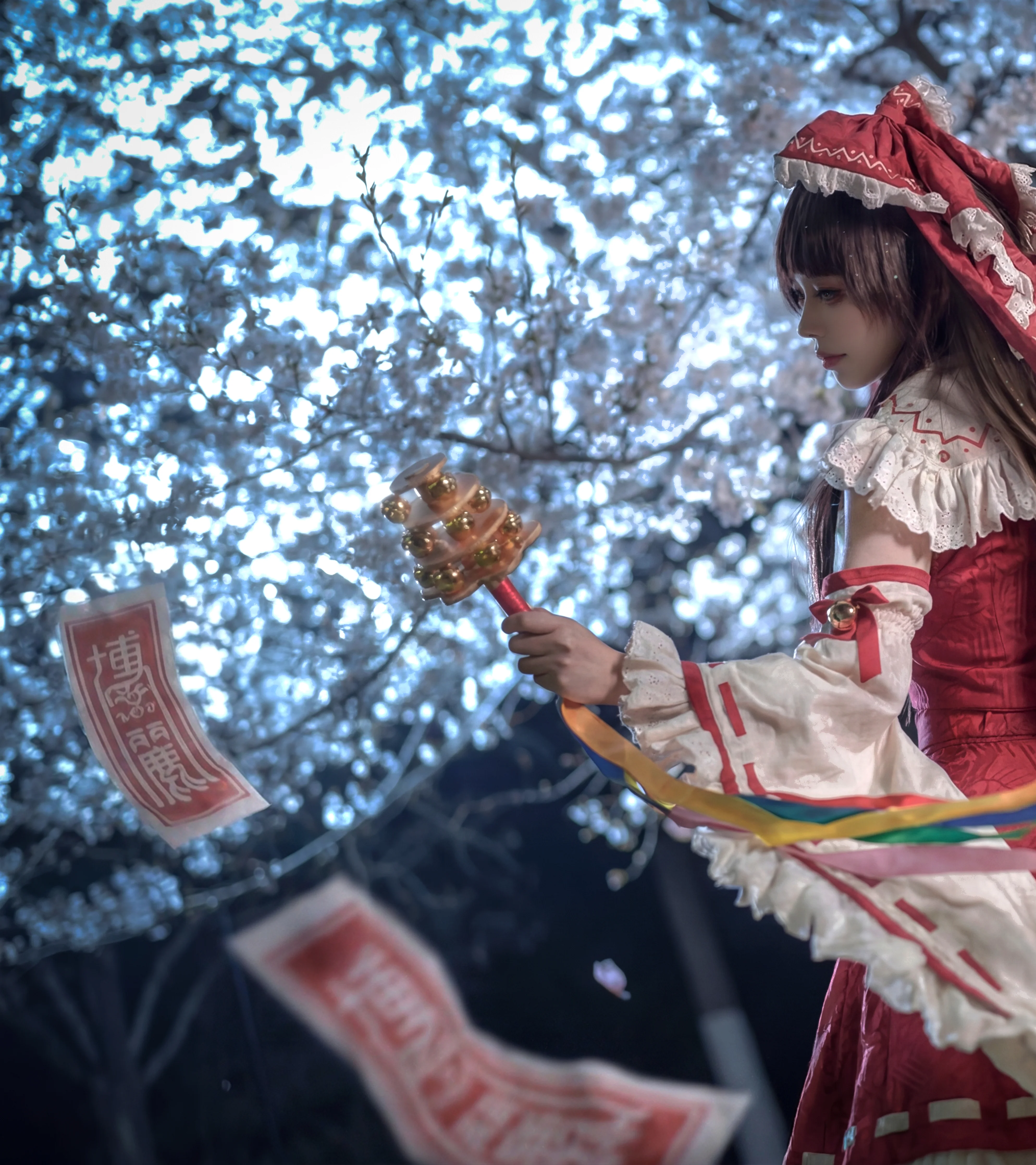 【博丽灵梦cos】东方project夜樱飞舞下的巫女 - 第 1 张