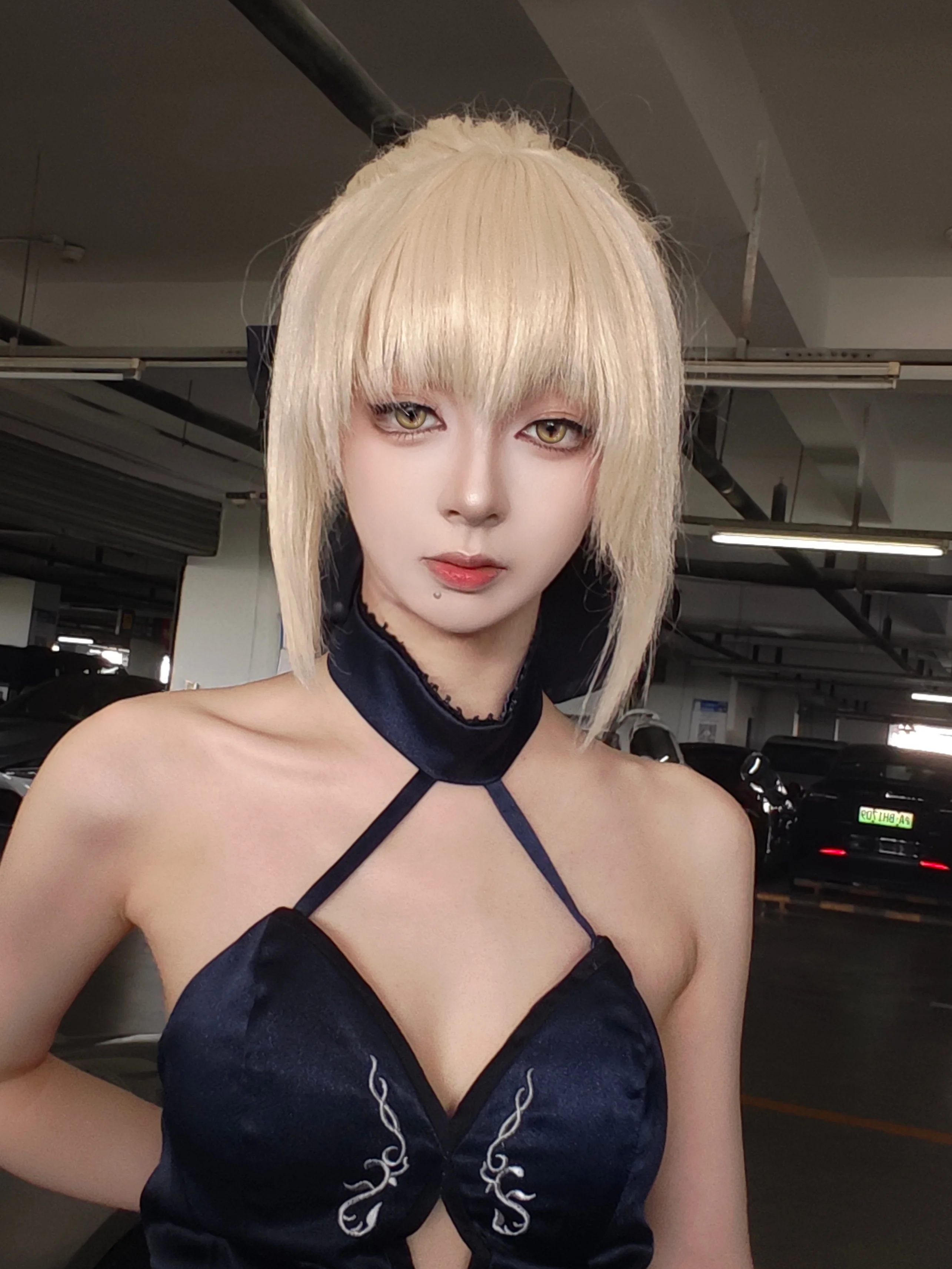高温预警下的漫展出行，金发黑蝴蝶结挂脖穿搭 - 第 1 张