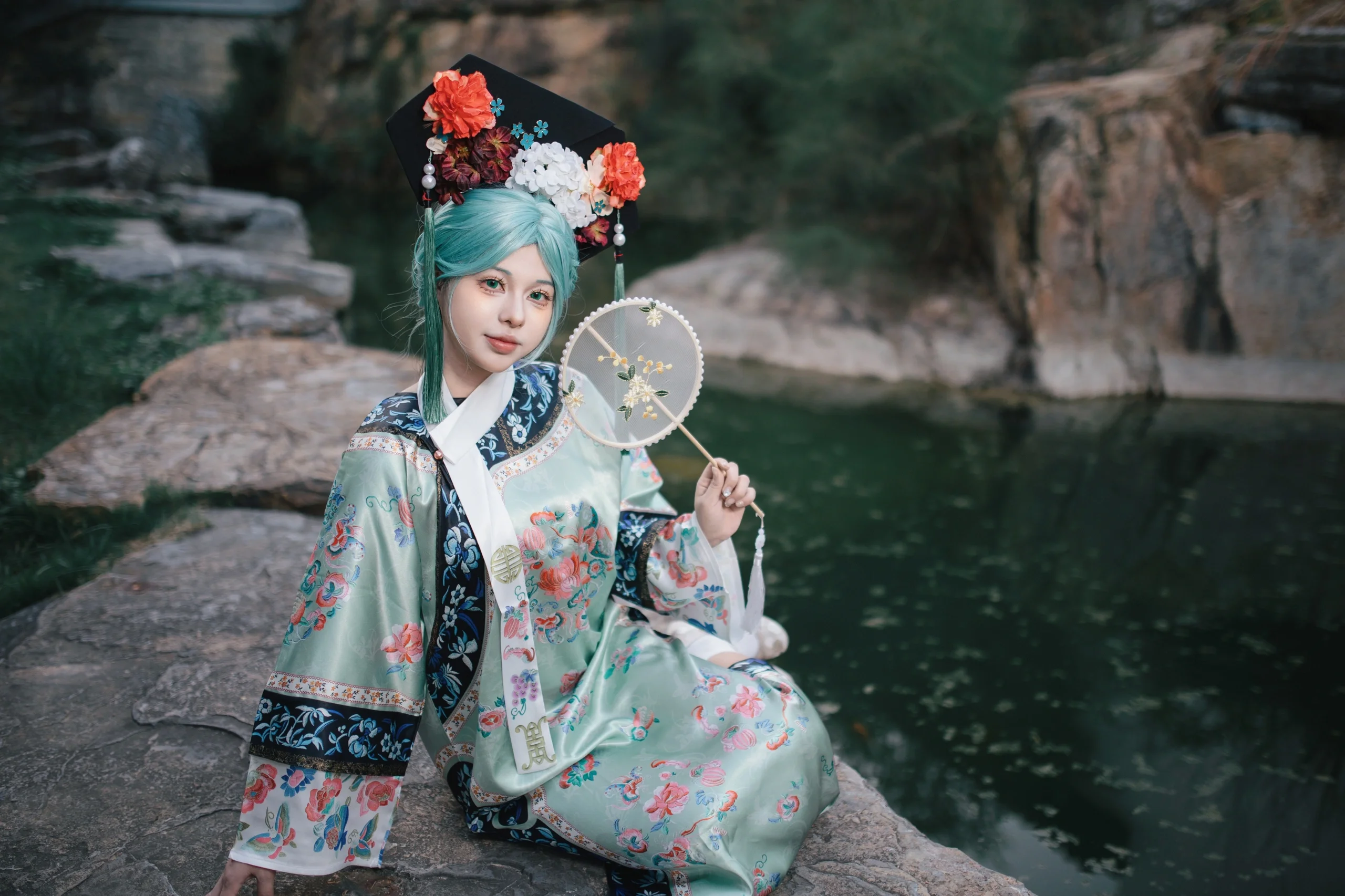 【初音ミクコスプレ】ボーカロイドシリーズのミントグリーンが映える美しい姿、新中国風服のチャイナドレス（旗袍）と二次元の融合 - 11 枚目
