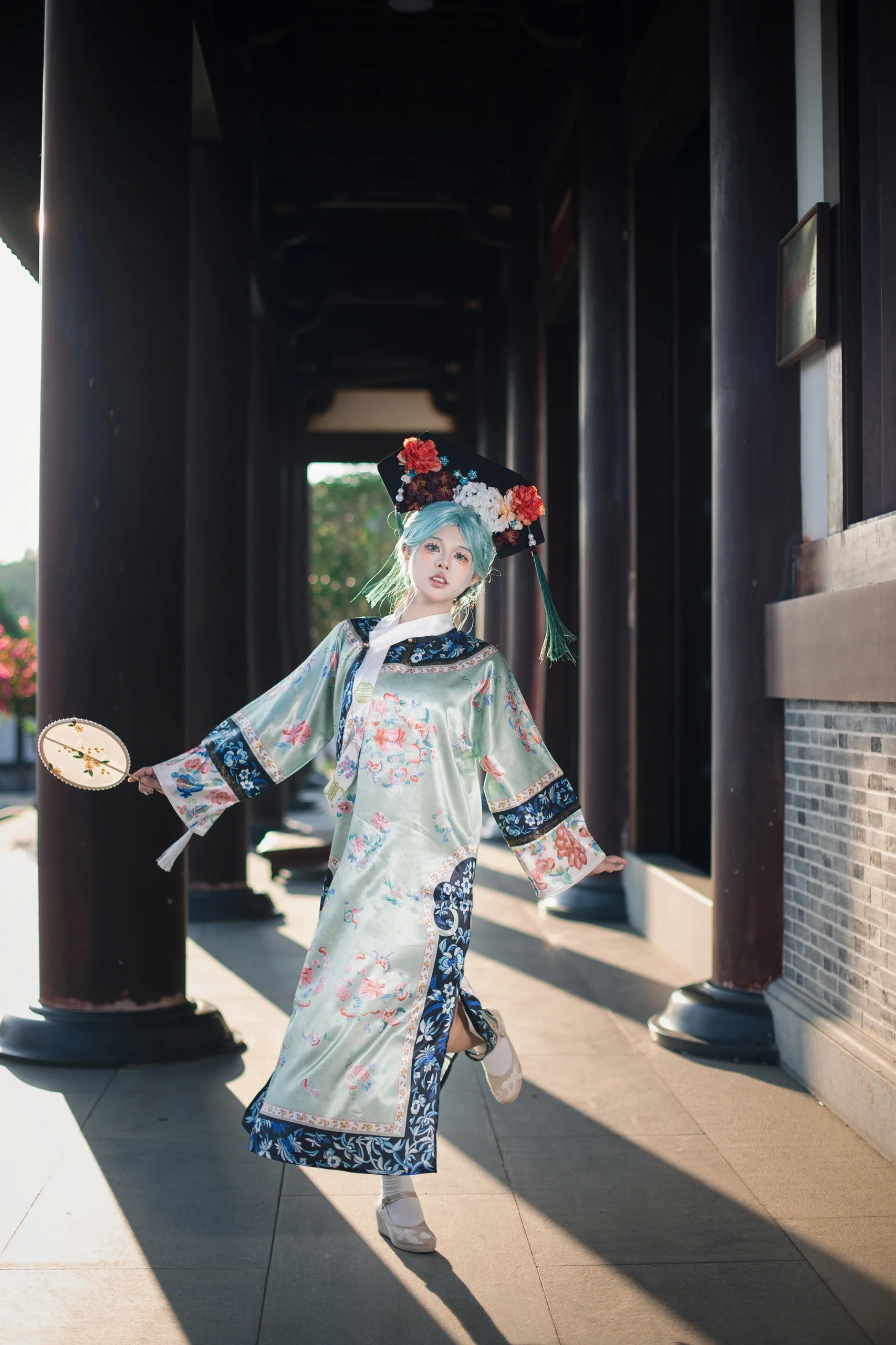 【初音ミクコスプレ】ボーカロイドシリーズのミントグリーンが映える美しい姿、新中国風服のチャイナドレス（旗袍）と二次元の融合