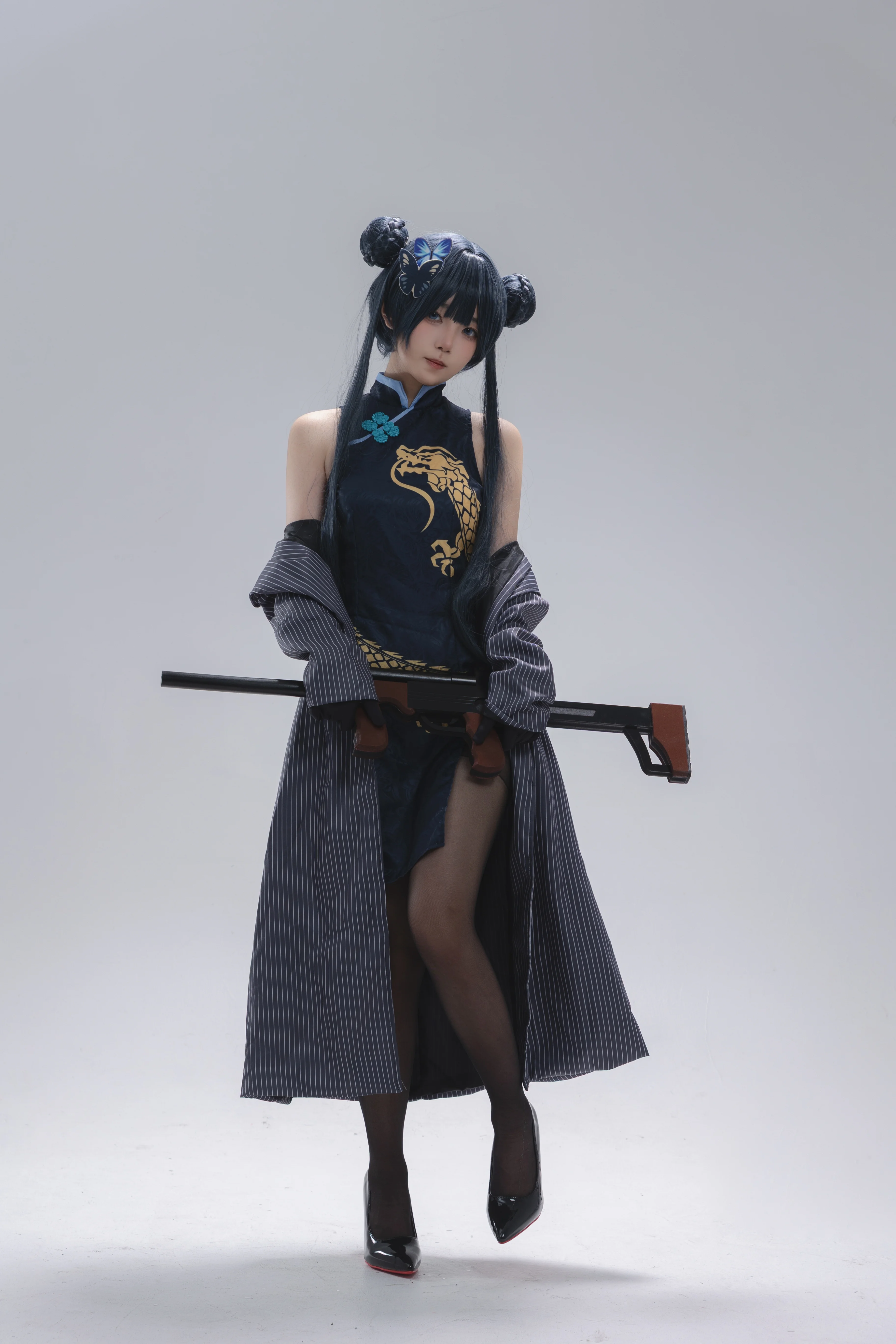 【龍華妃咲cos】黑道蘿莉風格的槍械與旗袍寫真 - 第 1 張