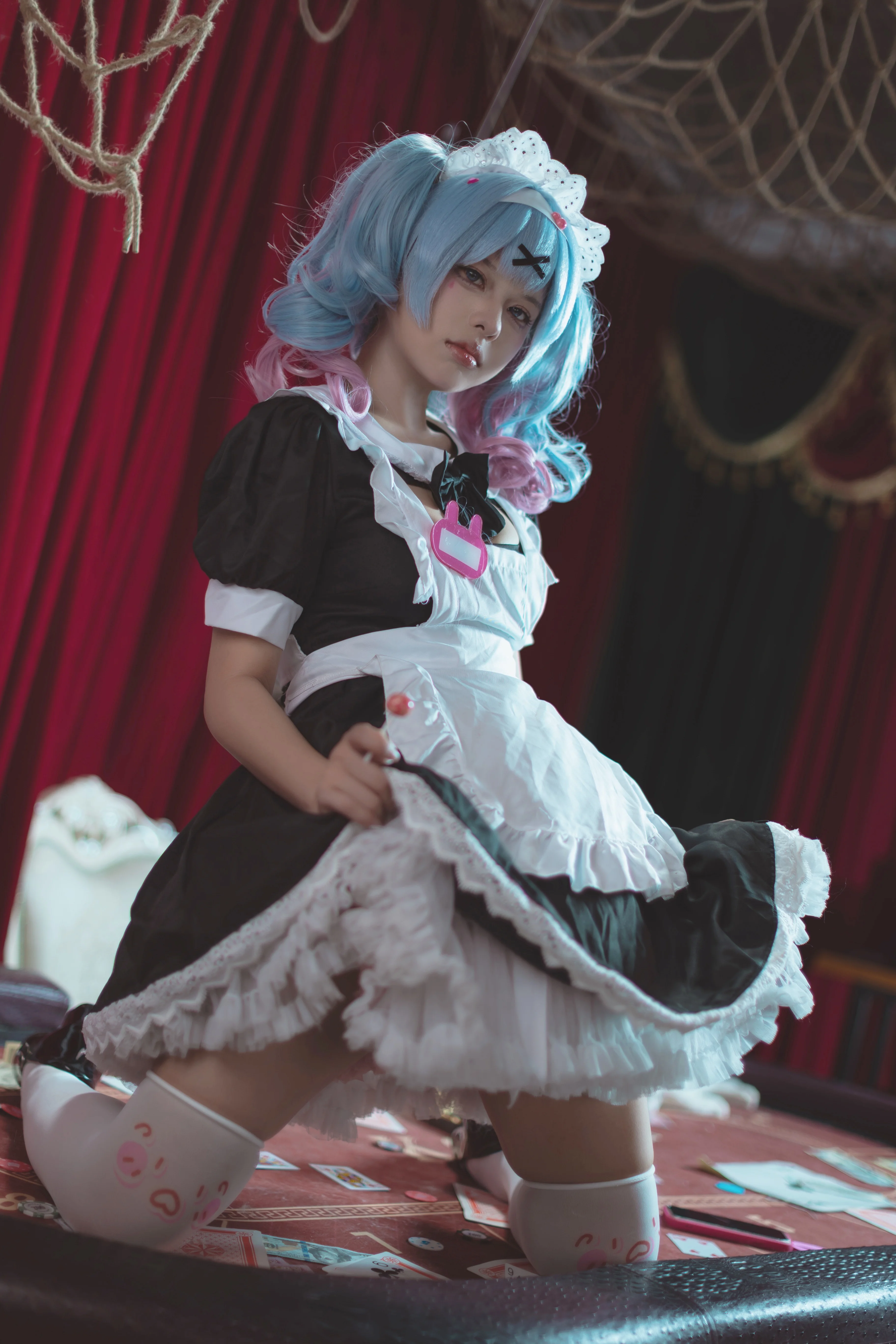【初音ミク コスプレ】トランプと赤い幕が織りなす物憂げなメイド服 - 1 枚目