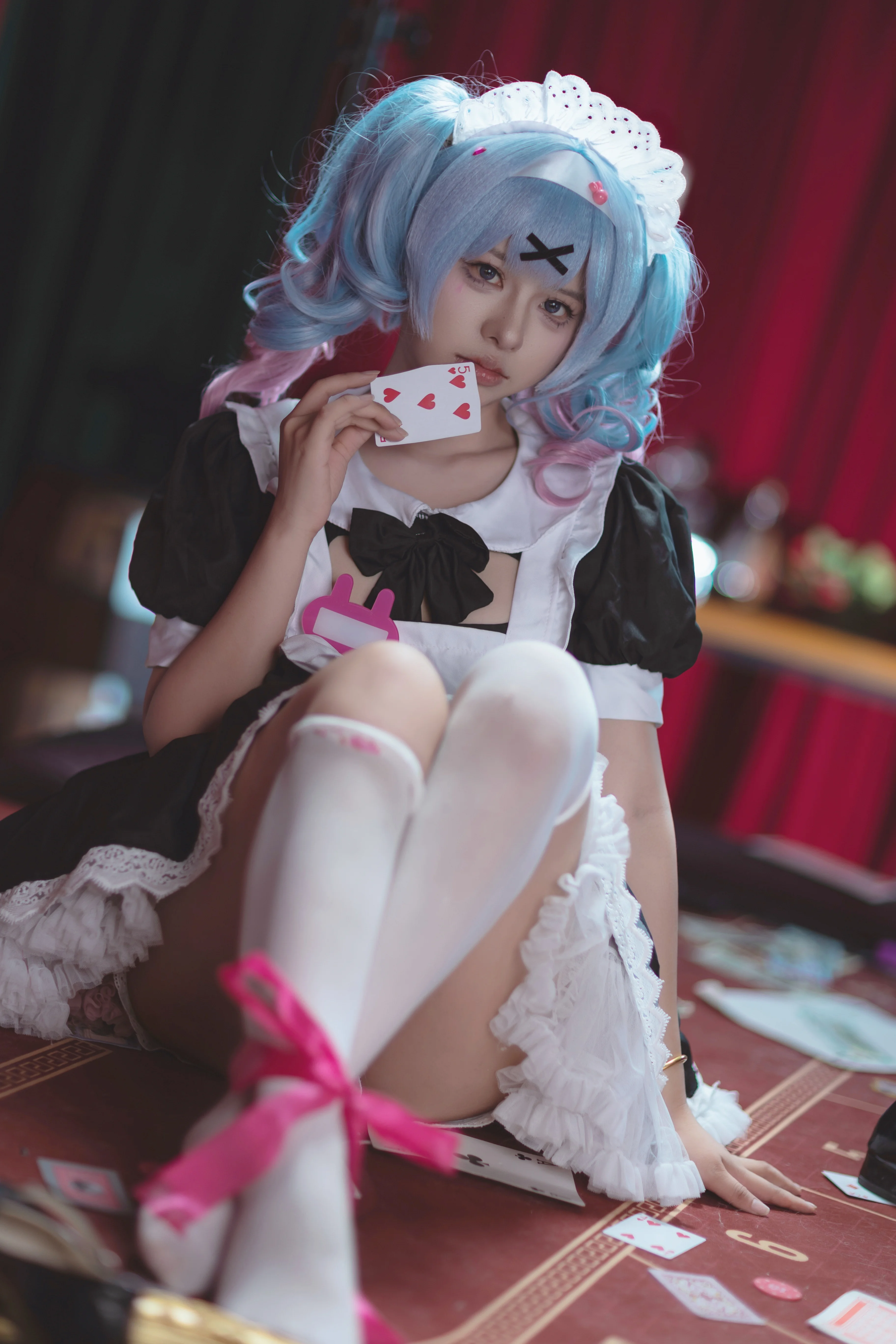 【初音ミク コスプレ】トランプと赤い幕が織りなす物憂げなメイド服 - 2 枚目