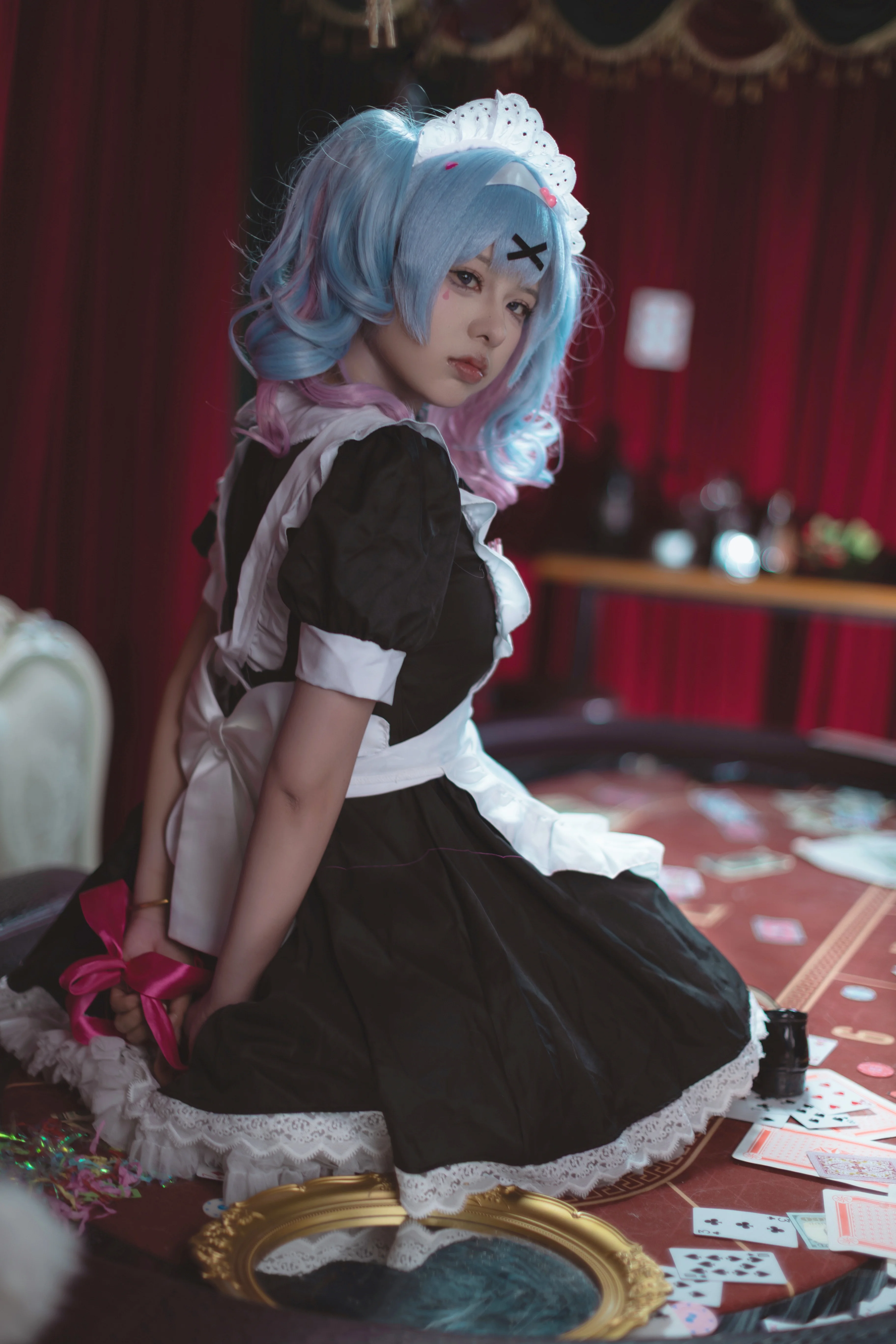 【初音ミク コスプレ】トランプと赤い幕が織りなす物憂げなメイド服 - 3 枚目