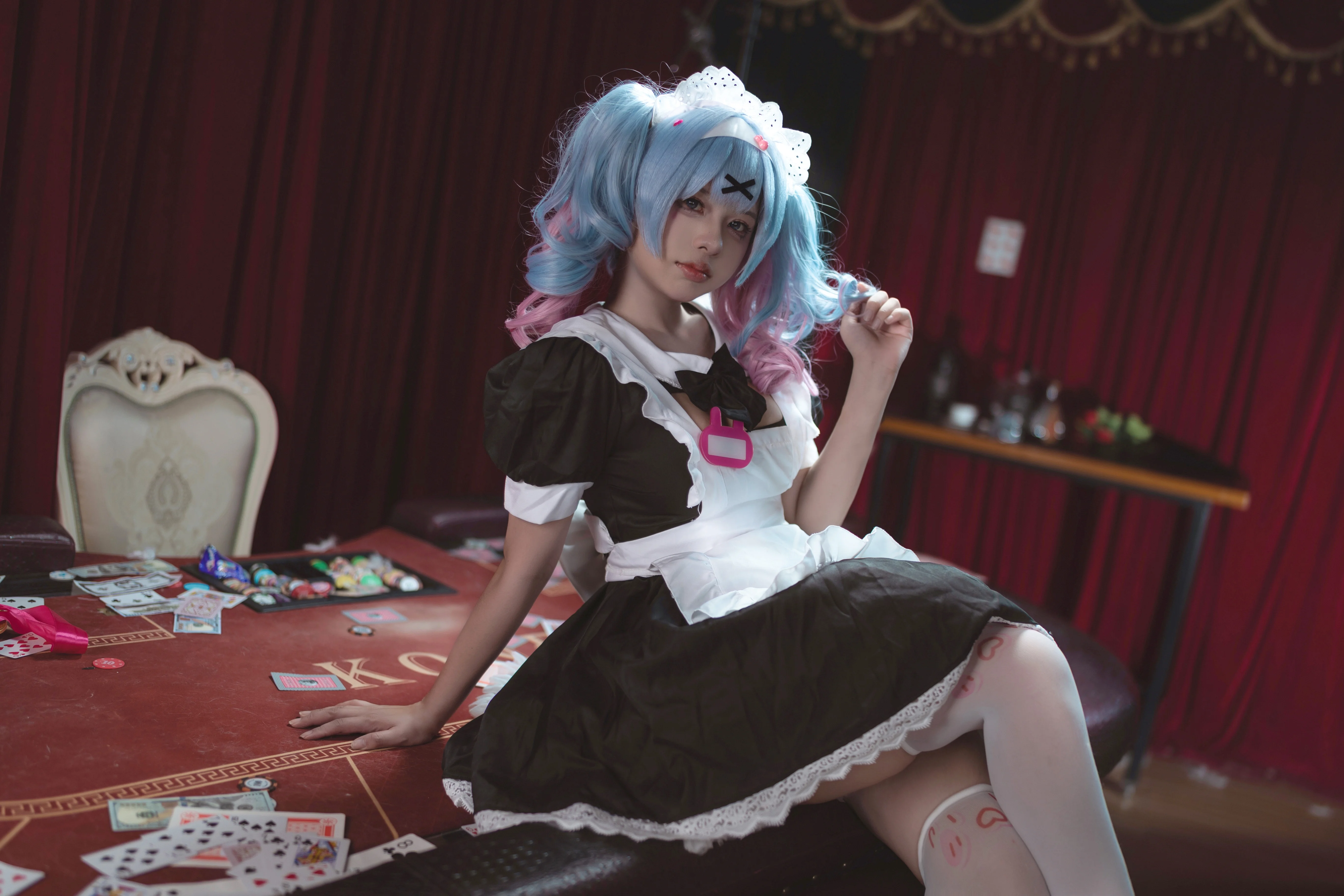 【初音ミク コスプレ】トランプと赤い幕が織りなす物憂げなメイド服 - 4 枚目