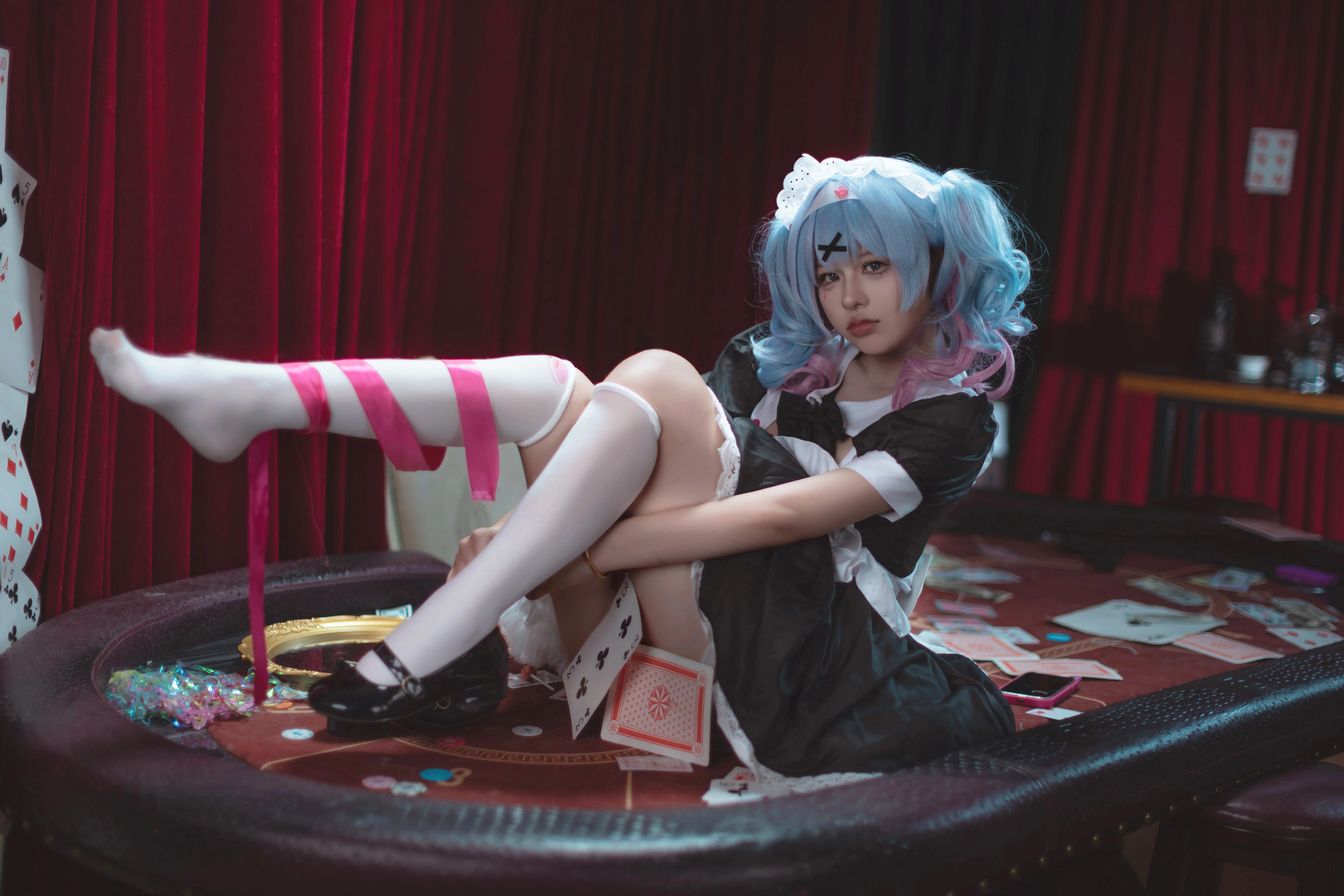 【初音未來cos】撲克牌與紅幕布下的慵懶女僕裝