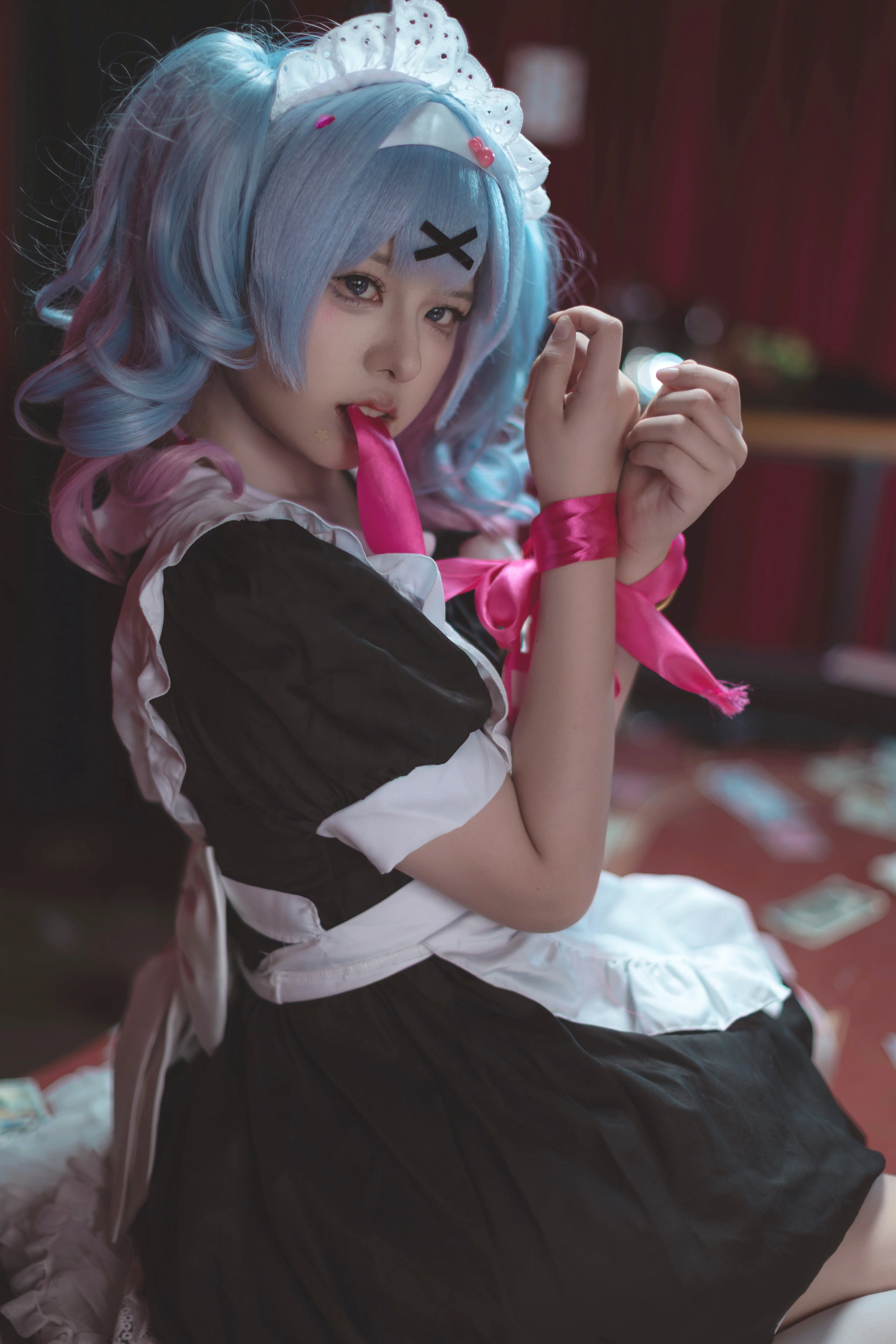 【初音ミク コスプレ】トランプと赤い幕が織りなす物憂げなメイド服 - 6 枚目