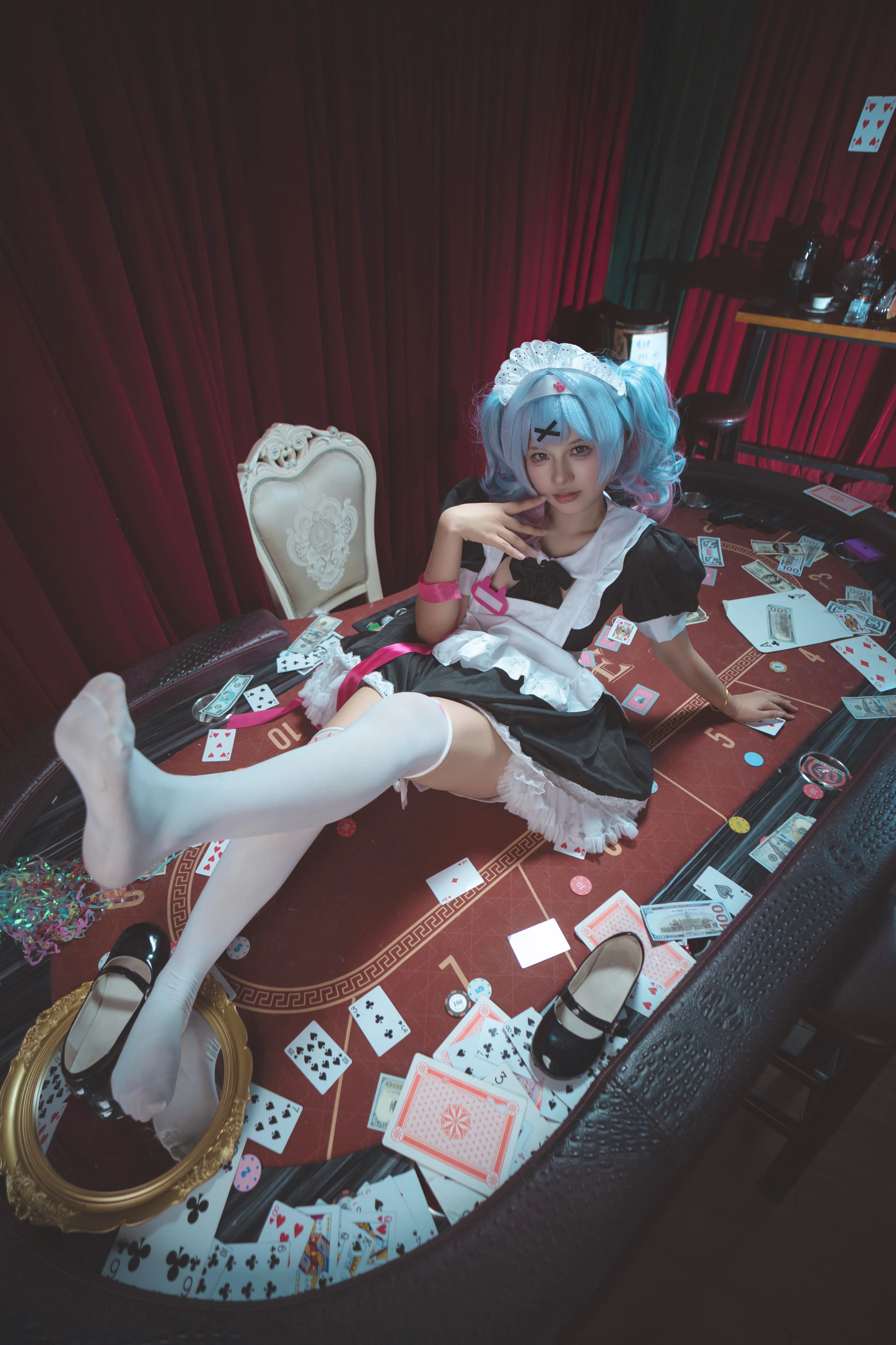【初音ミク コスプレ】トランプと赤い幕が織りなす物憂げなメイド服 - 7 枚目