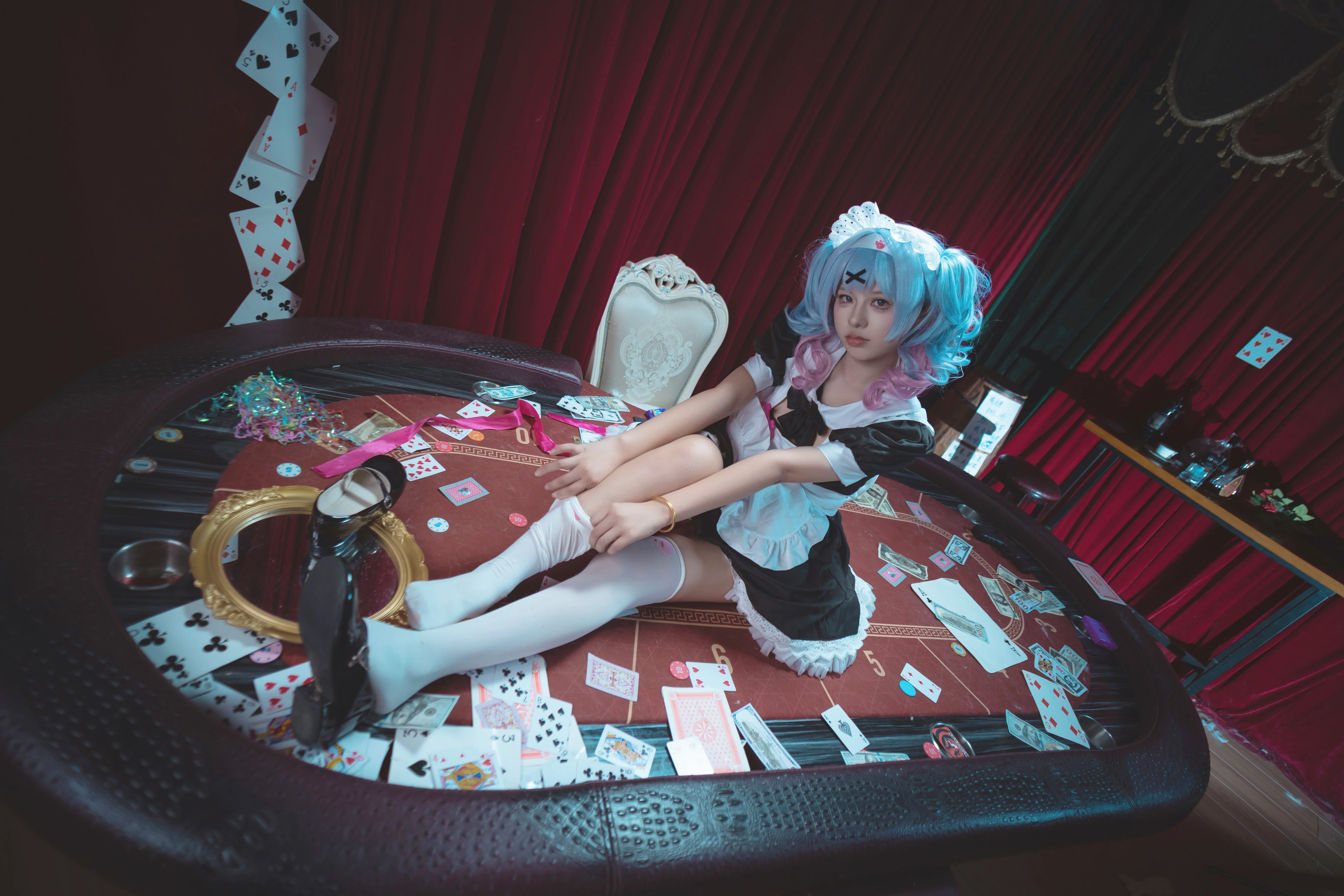 【初音ミク コスプレ】トランプと赤い幕が織りなす物憂げなメイド服 - 8 枚目