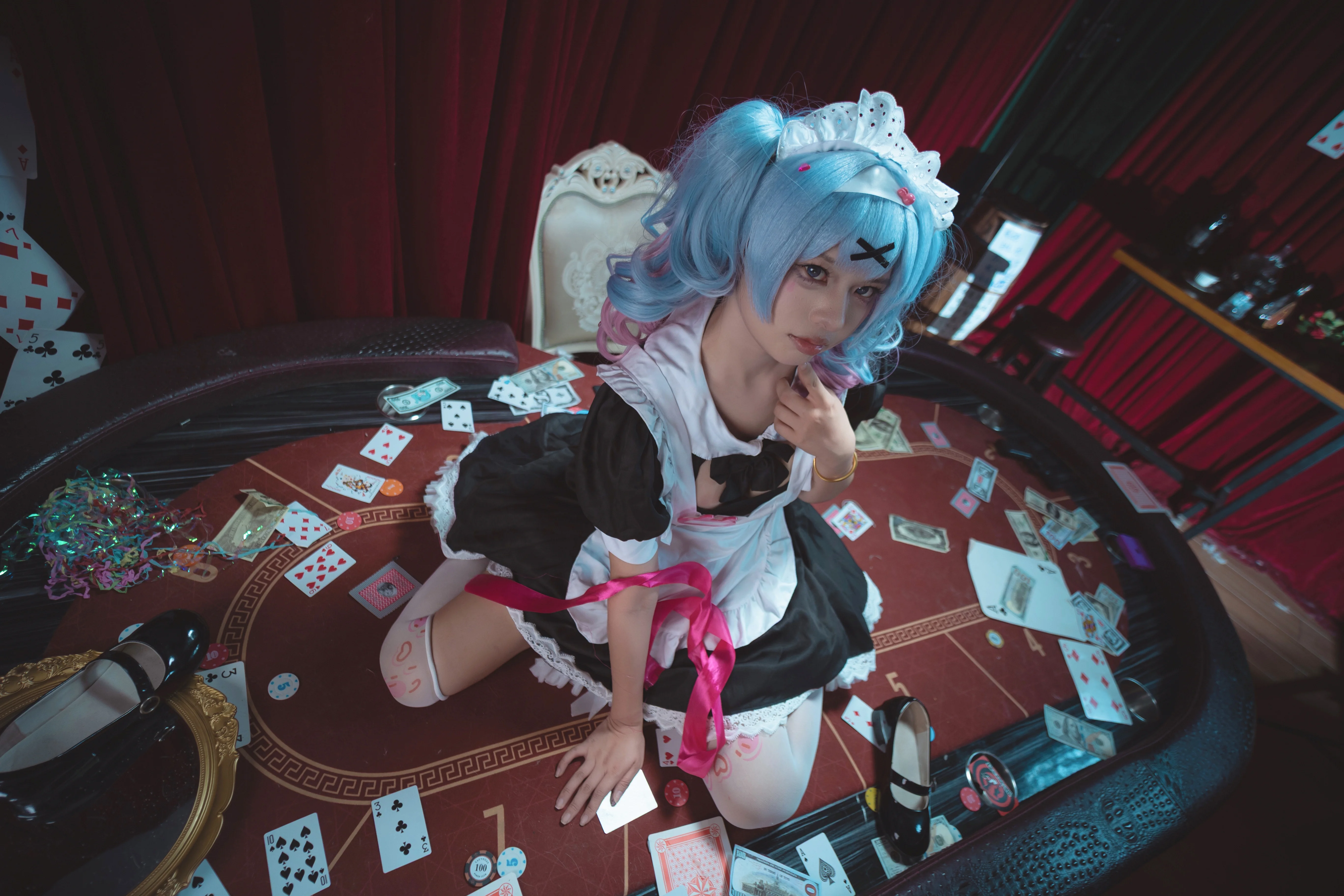 【初音ミク コスプレ】トランプと赤い幕が織りなす物憂げなメイド服 - 9 枚目